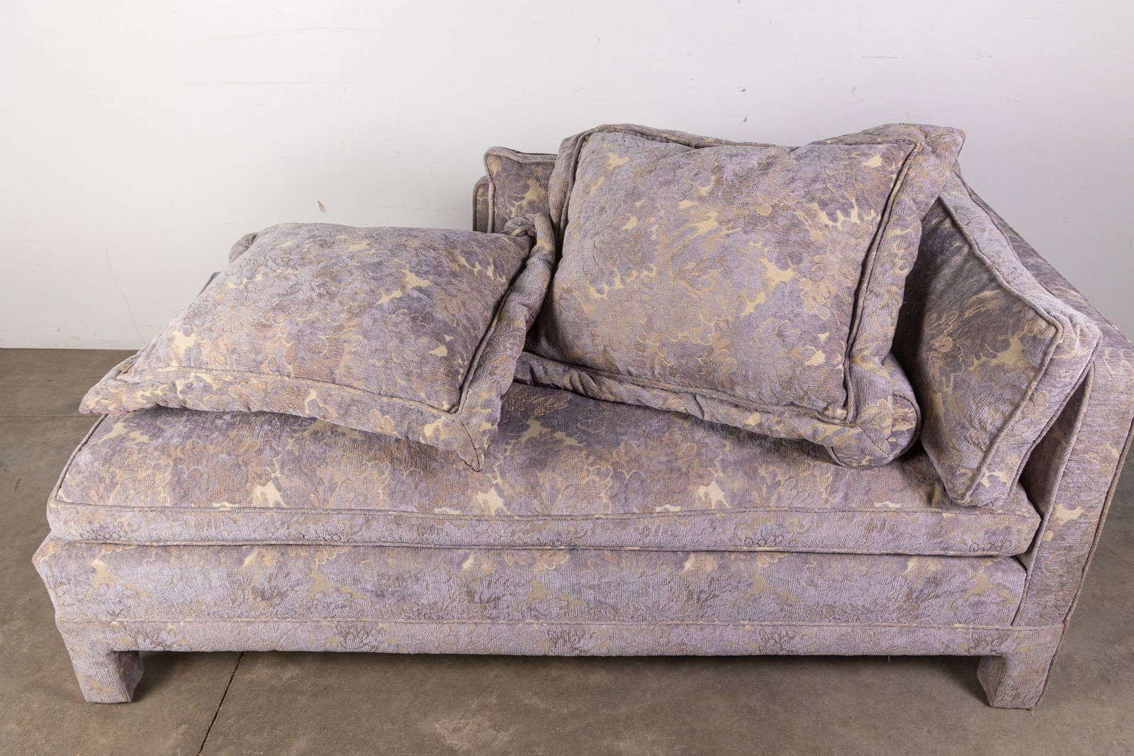 Elegant Lavender Upholstered Chaise Lounge - 8