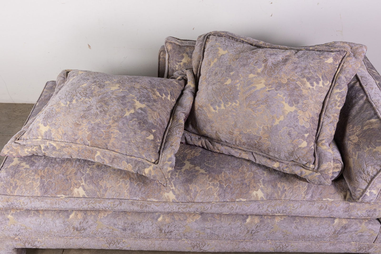 Elegant Lavender Upholstered Chaise Lounge - 9