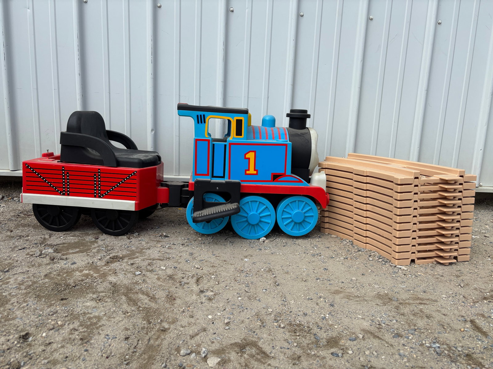 Thomas the Tank Engine Ride-On Train: Thomas the Tank Engine Ride-On Train by Peg Perego. Includes 12 tracks. Literature Brooks Auction – Online Auction Terms & Conditions Contact: (856) 694-2960 | info@brooks.auction READ BEFORE YO