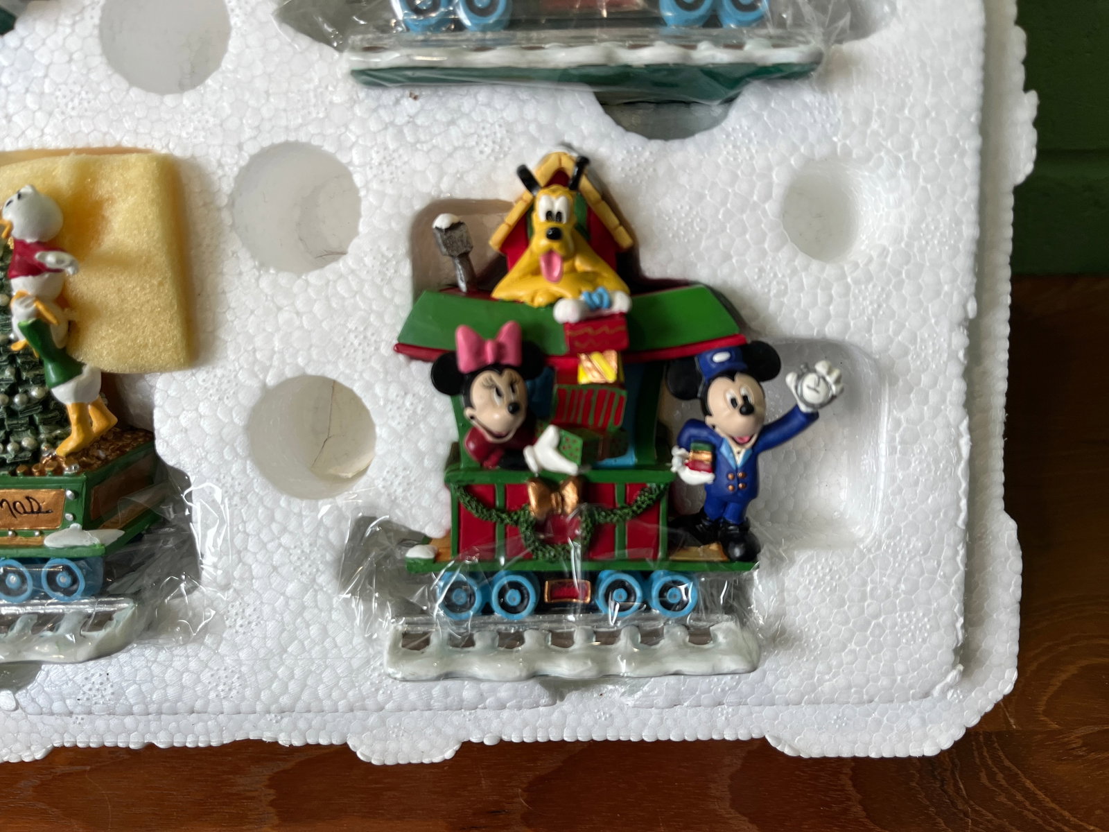 Danbury Mint Goofy's Yuletide Express Decorative Train Set - 4