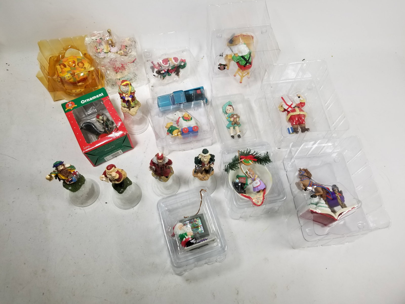 Christmas Decoration Assortment: Christmas Decoration Assortment featuring Looney Tunes, effanbee and Hallmark Literature Brooks Auction – Online Auction Terms & Conditions Contact: (856) 694-2960 | info@brooks.auction READ BEF