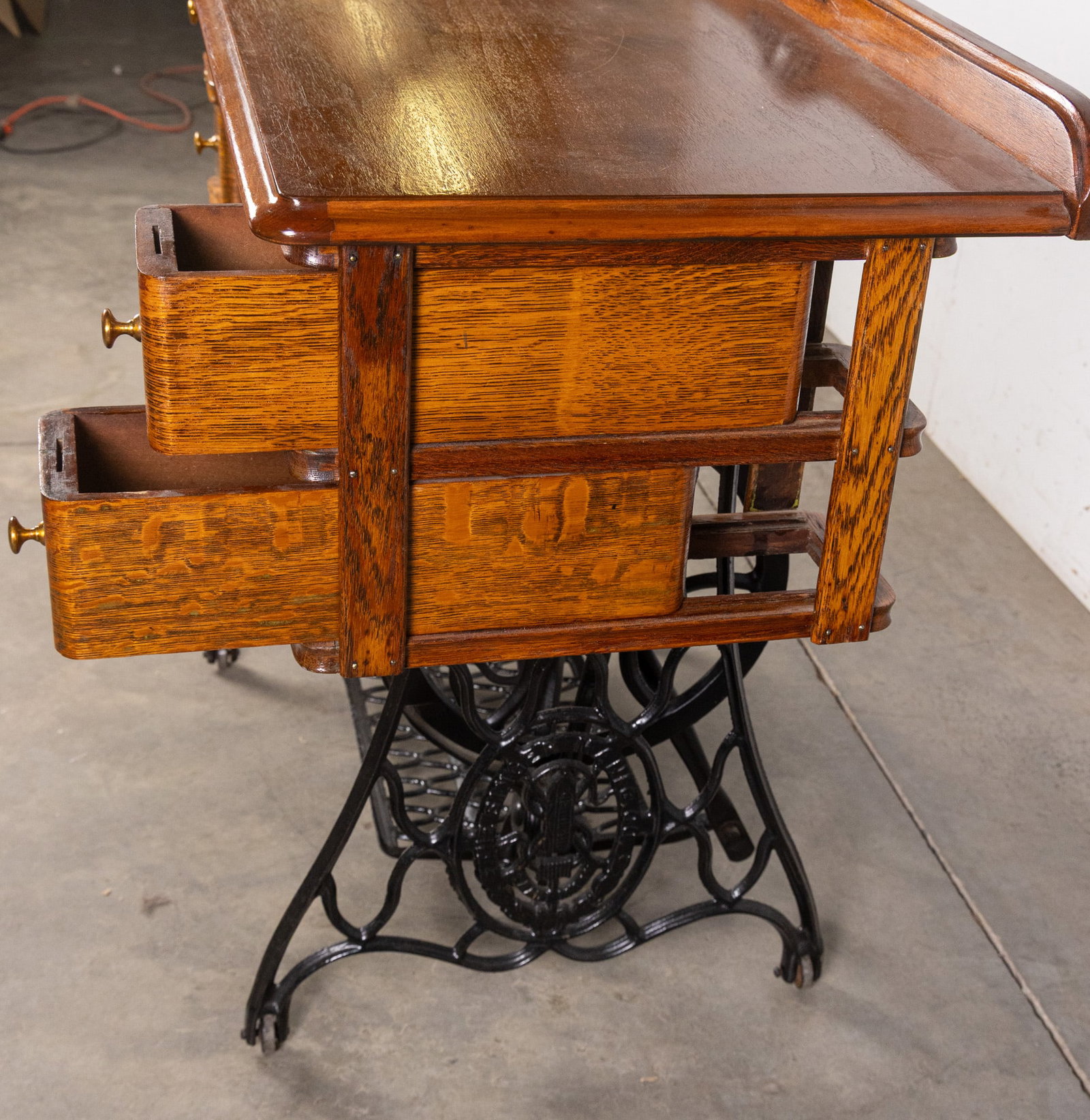 Antique Singer Sewing Machine Table with Cast Iron Treadle - 4
