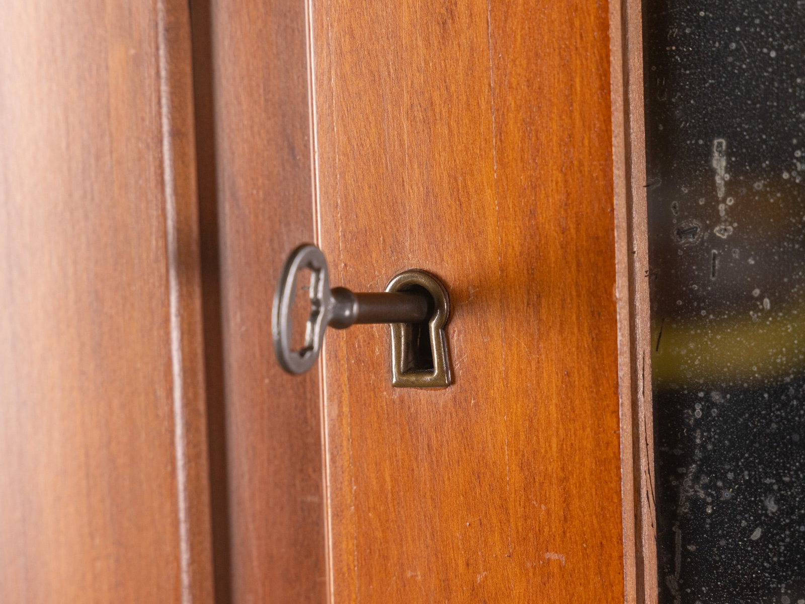 Vintage Wardrobe with Etched Mirror Detail - 5