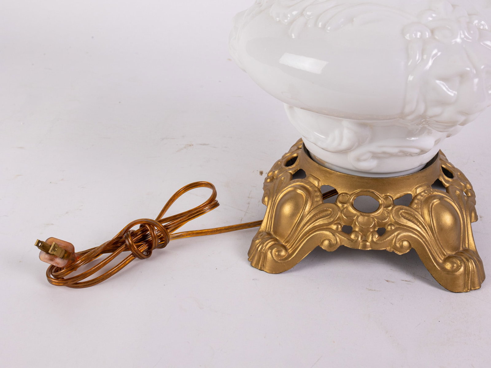 Vintage Lion's Face Cameo Molded Hurricane Lamp - 4