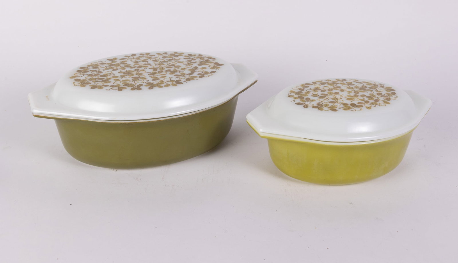 Set of Three "Verde" Pyrex Cinderella Nesting Bowls: Set of Three "Verde" Pyrex Cinderella Nesting BowlsSize4.5" x 13" x 10.5"LiteratureBrooks Auction – Online Auction Terms & Conditions Contact: (856) 694-2960 | info@brooks.auction READ BEFORE