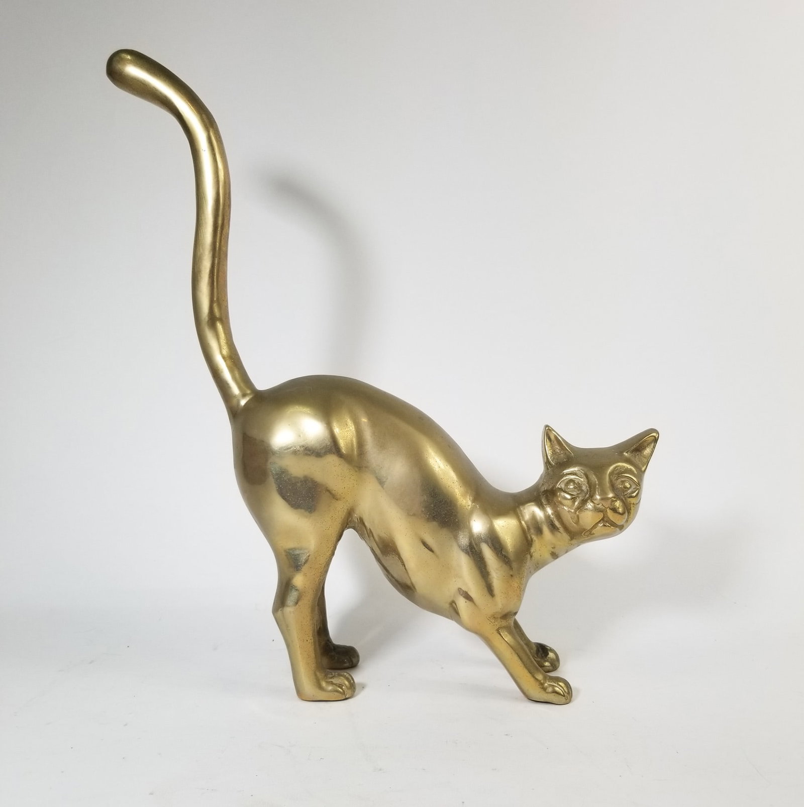 Large Vintage Mid Century Brass Modern Cat Sculpture: Large Vintage Mid Century Brass Modern Cat Sculpture Size 14" x 14" x 4" Literature Brooks Auction – Online Auction Terms & Conditions Contact: (856) 694-2960 | info@brooks.auction READ BEFO