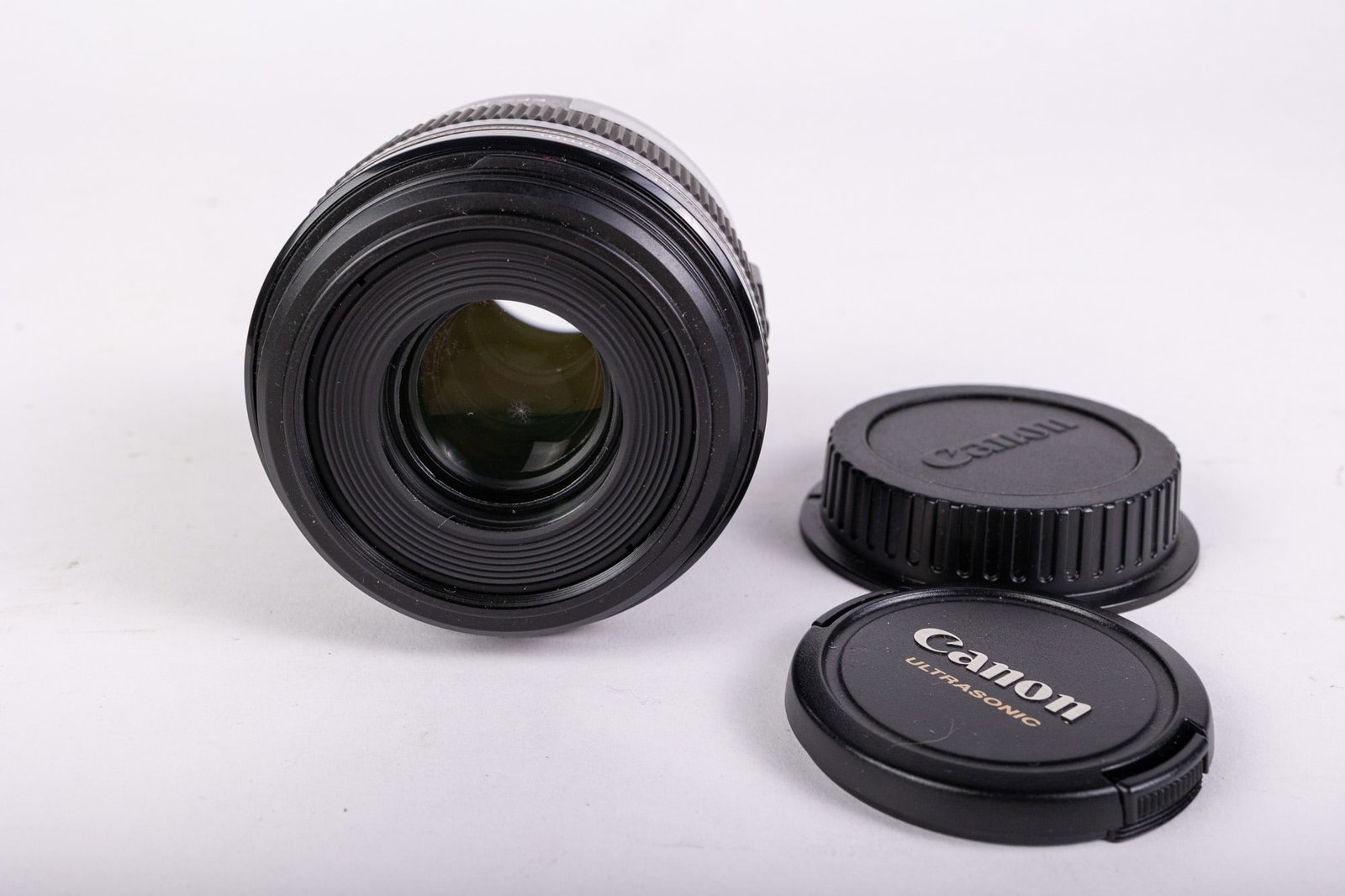 Canon Macro Lens EF-S 60mm 1:2.8 USM: Canon Macro Lens EF-S 60mm 1:2.8 USM Size 4" x 3" diameter Literature Brooks Auction – Online Auction Terms & Conditions Contact: (856) 694-2960 | info@brooks.auction READ BEFORE YOU BID: We