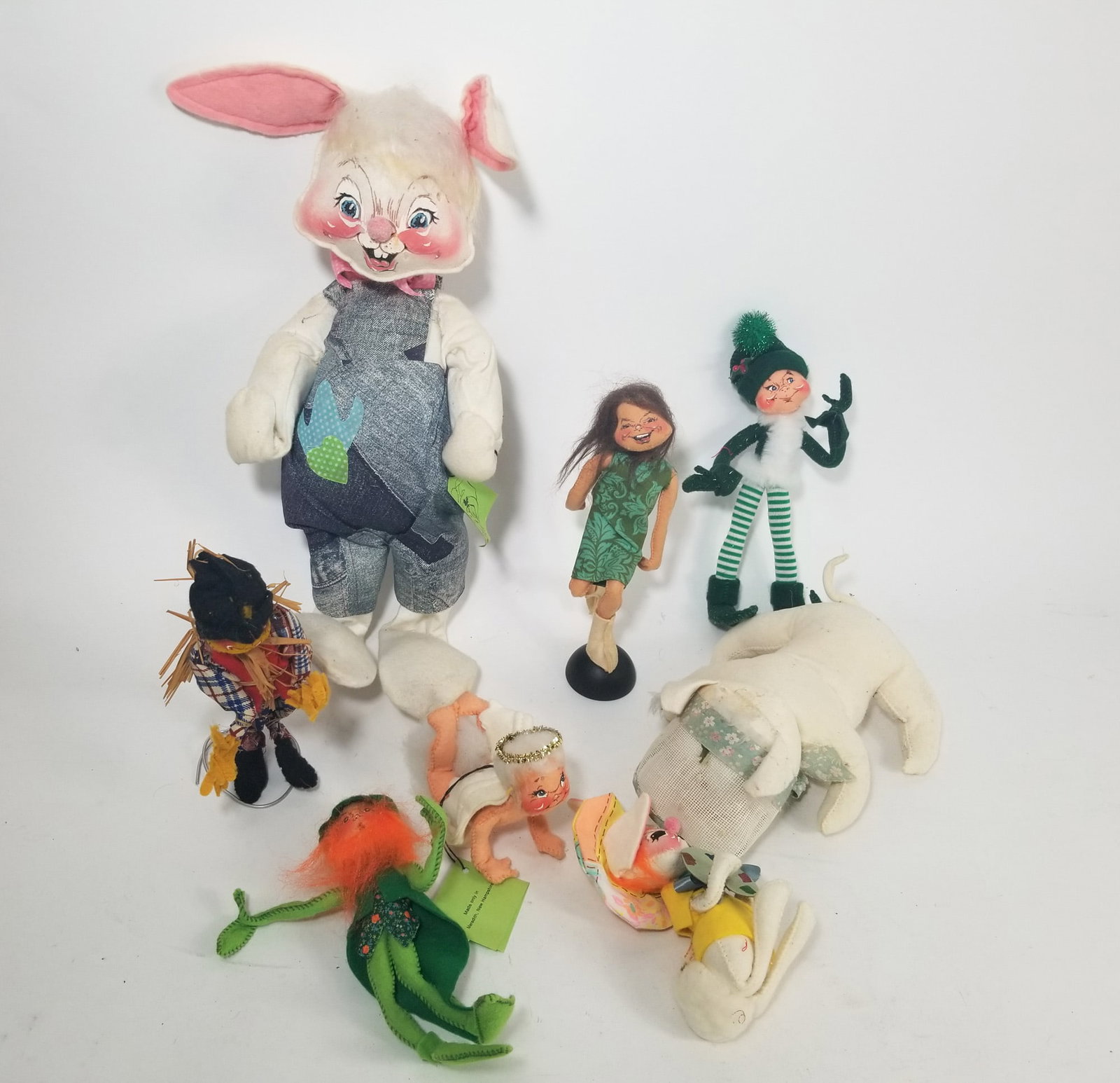 Assortment of Vintage Annalee Figures ft. Rare 60s GoGo Girl: Assortment of Vintage Annalee Figures ft. Rare 60s GoGo Girl Size 7" x 12" x 12" Literature Brooks Auction – Online Auction Terms & Conditions Contact: (856) 694-2960 | info@brooks.auction READ