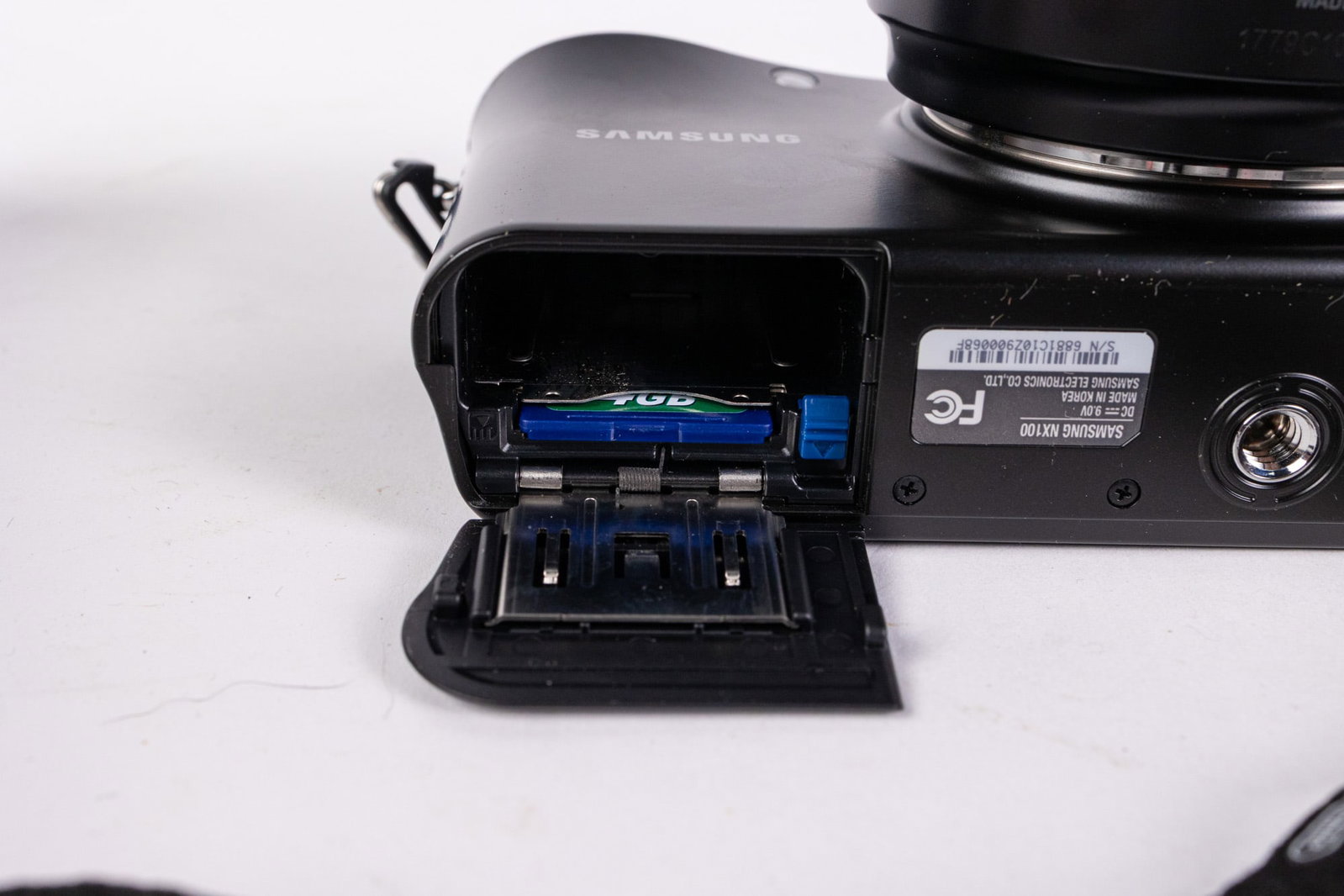 Samsung NX100 Digital Camera with Additional Zoom Lens - 8