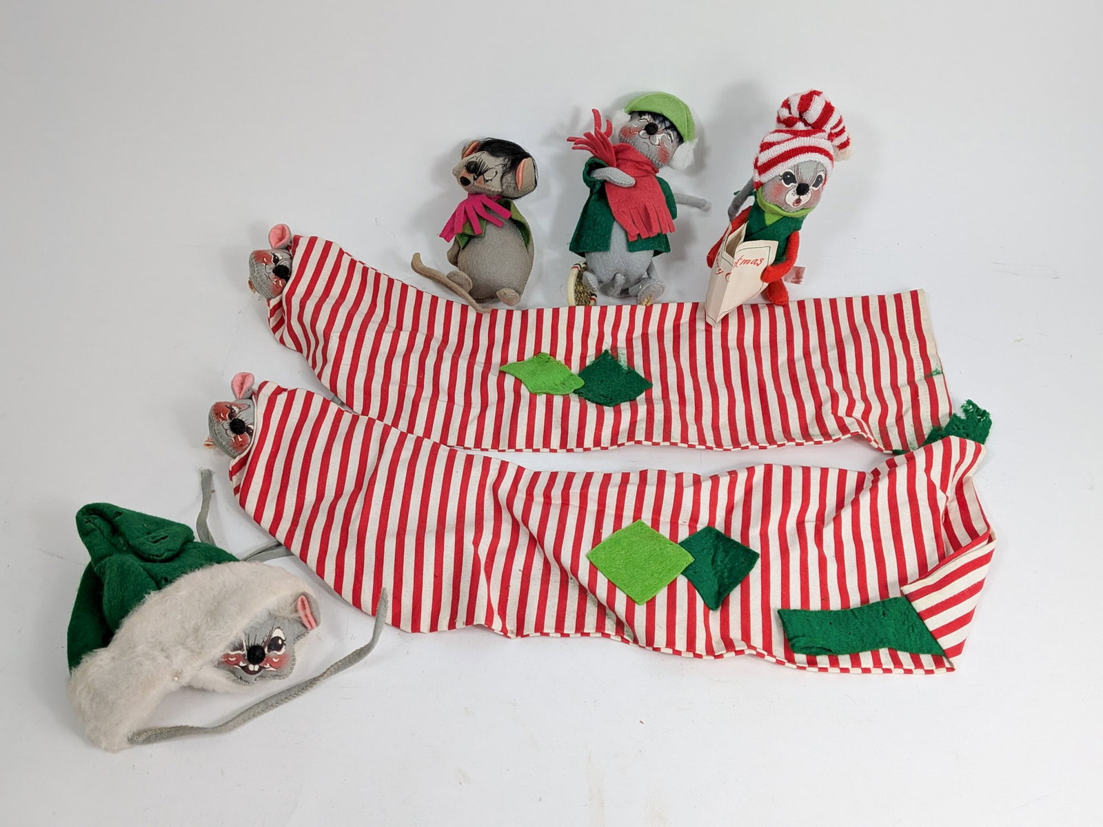 Vintage Assortment of Annalee Figures: Vintage Assortment of Annalee Figures Size 7" x 12" x 12" Literature Brooks Auction – Online Auction Terms & Conditions Contact: (856) 694-2960 | info@brooks.auction READ BEFORE YOU BID: We