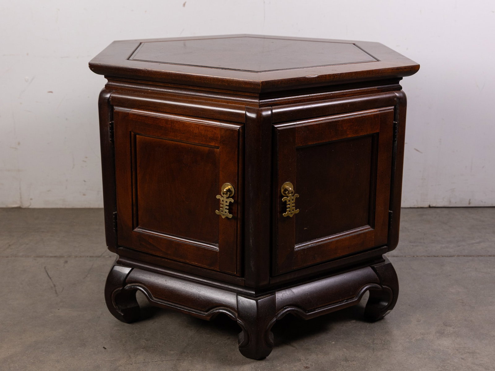 Vintage Oriental Octagonal End Table: Vintage Oriental Octagonal End Table Size 21" x 28" x 24 Literature Brooks Auction – Online Auction Terms & Conditions Contact: (856) 694-2960 | info@brooks.auction READ BEFORE YOU BID: