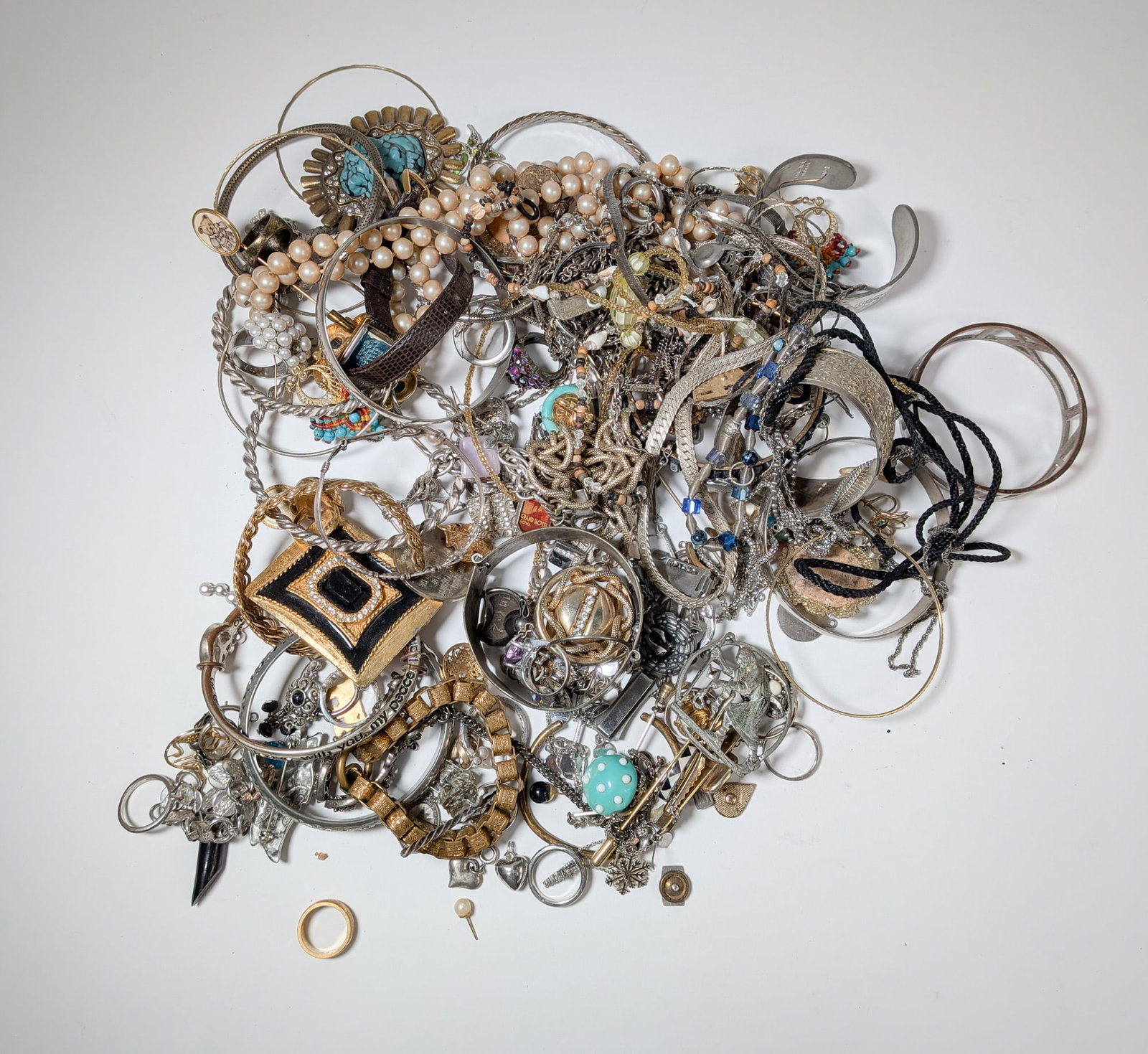 Costume/ Fashion Jewelry: Costume/ Fashion chains and rings Literature Brooks Auction – Online Auction Terms & Conditions Contact: (856) 694-2960 | info@brooks.auction READ BEFORE YOU BID: We want you to feel confident