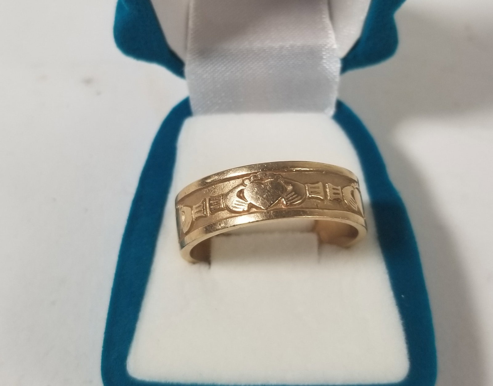585 Stamped Size 13 Ring: 585 Stamped Size 13 Ring Total Weight 8.8g Literature Brooks Auction – Online Auction Terms & Conditions Contact: (856) 694-2960 | info@brooks.auction READ BEFORE YOU BID: We want you to feel