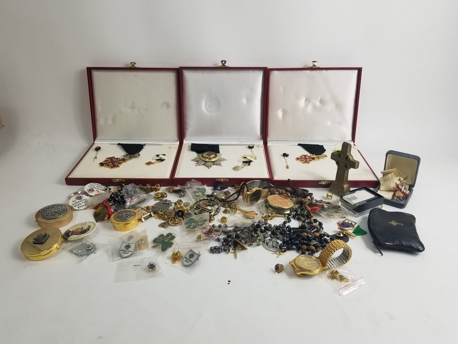 Irish Catholic Christianica with badges and accessories: Irish Catholic Christianica with badges and accessories for the Knights of Columbus and the Eucharist Ministries Literature Brooks Auction – Online Auction Terms & Conditions Contact: (856)