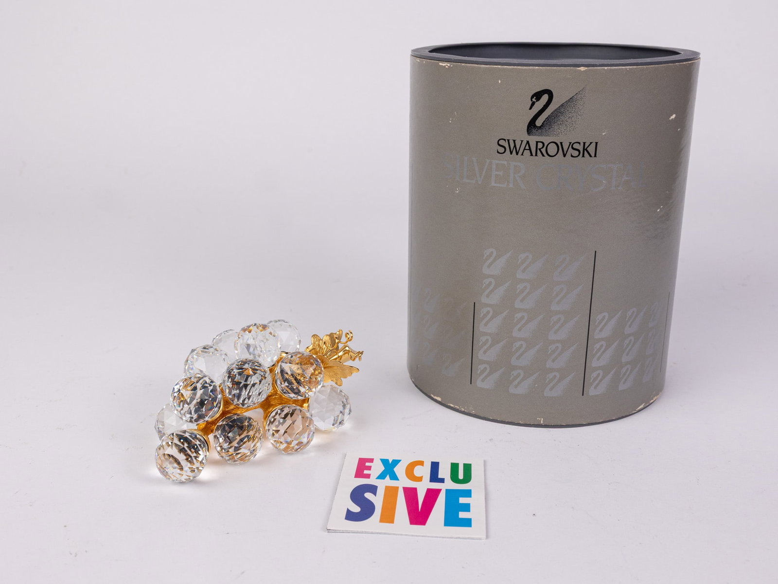Swarovski Silver Crystal Grape Cluster IOB: Swarovski Silver Crystal Grape Cluster IOB Size 2.25" H Literature Brooks Auction – Online Auction Terms & Conditions Contact: (856) 694-2960 | info@brooks.auction READ BEFORE YOU BID: We want