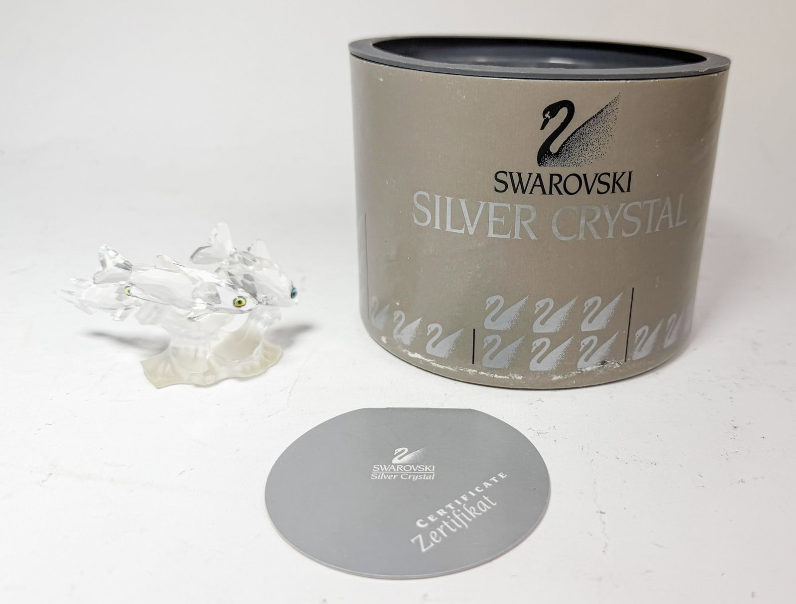 Swarovski " Three South Sea fish " Crystal Figurine IOB: Swarovski " Three South Sea fish " Crystal Figurine IOB Size 3"L x 1.5" H Literature Brooks Auction – Online Auction Terms & Conditions Contact: (856) 694-2960 | info@brooks.auction READ BEF