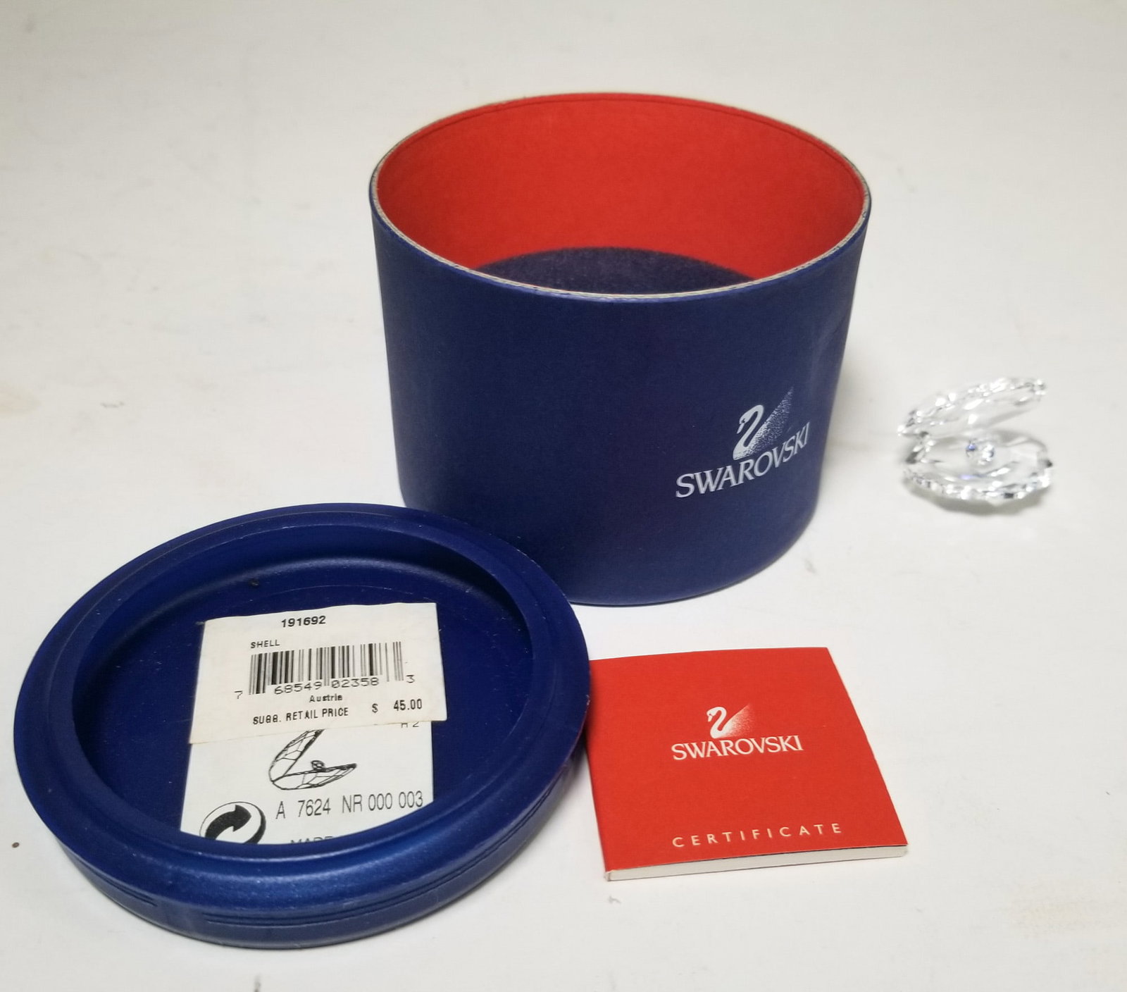 Swarovski Crystal Clam Shell with Diamond Pearl IOB: Swarovski Crystal Clam Shell with Diamond Pearl IOB Size 1" H Literature Brooks Auction – Online Auction Terms & Conditions Contact: (856) 694-2960 | info@brooks.auction READ BEFORE YOU BID: We