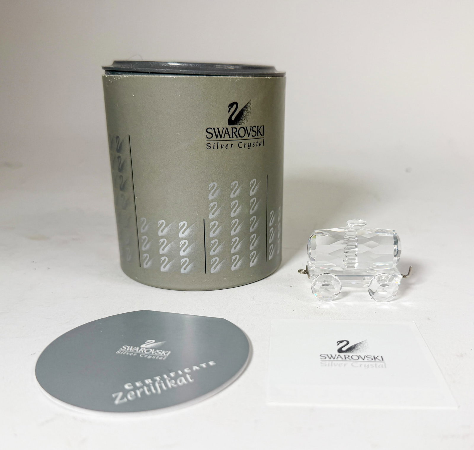 Swarovski Silver Crystal Tank Wagon IOB: Swarovski Silver Crystal Tank Wagon IOB Size 1.5" H Literature Brooks Auction – Online Auction Terms & Conditions Contact: (856) 694-2960 | info@brooks.auction READ BEFORE YOU BID: We want you