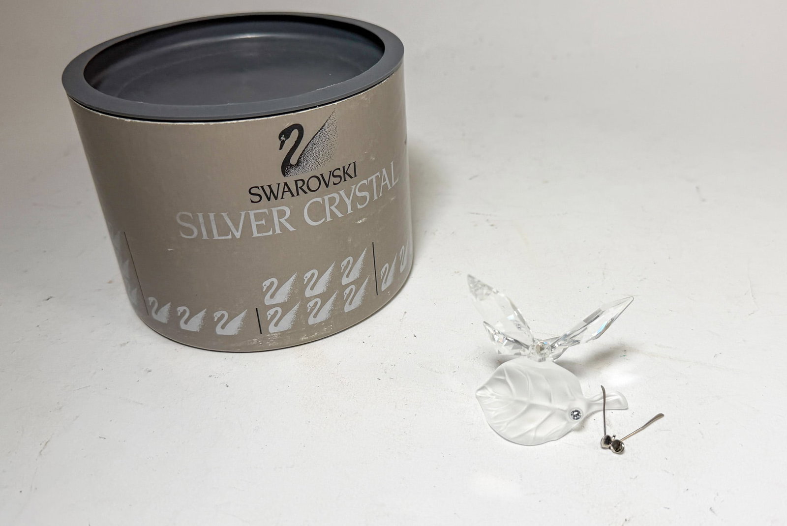Swarovski Silver Crystal "Butterfly on a Leaf" IOB: Swarovski Silver Crystal "Butterfly on a Leaf" IOB - eyes and antenna detached but included Size 2.25" H Literature Brooks Auction – Online Auction Terms & Conditions Contact: (856) 694-2960 |