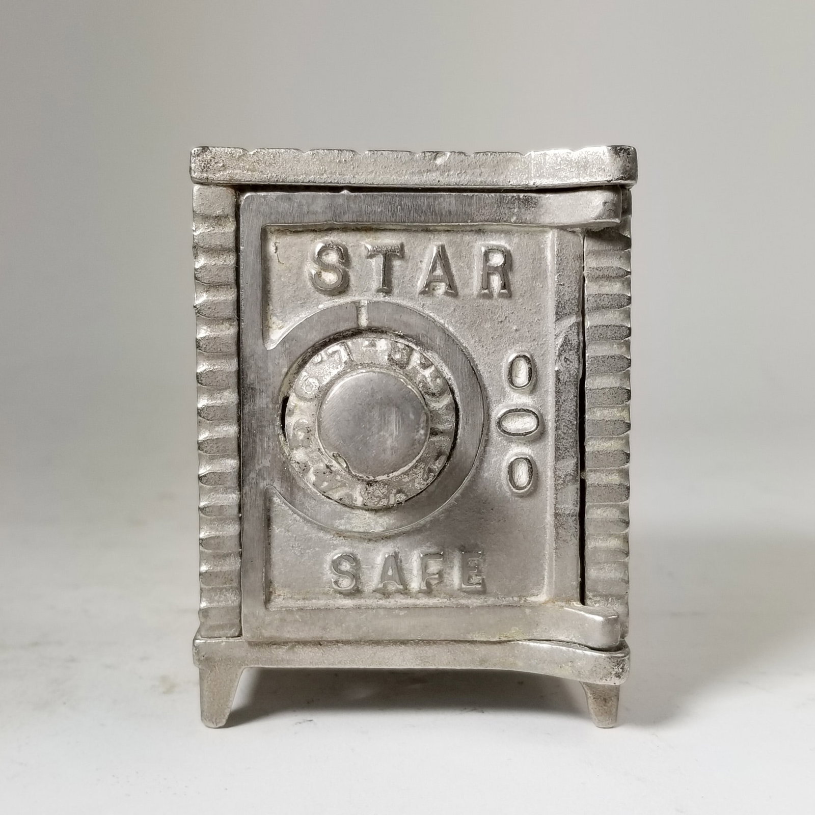Cast Aluminum Star Safe Coin Bank: Cast Aluminum Star Safe Coin Bank Size 4" H Literature Brooks Auction – Online Auction Terms & Conditions Contact: (856) 694-2960 | info@brooks.auction READ BEFORE YOU BID: We want you t