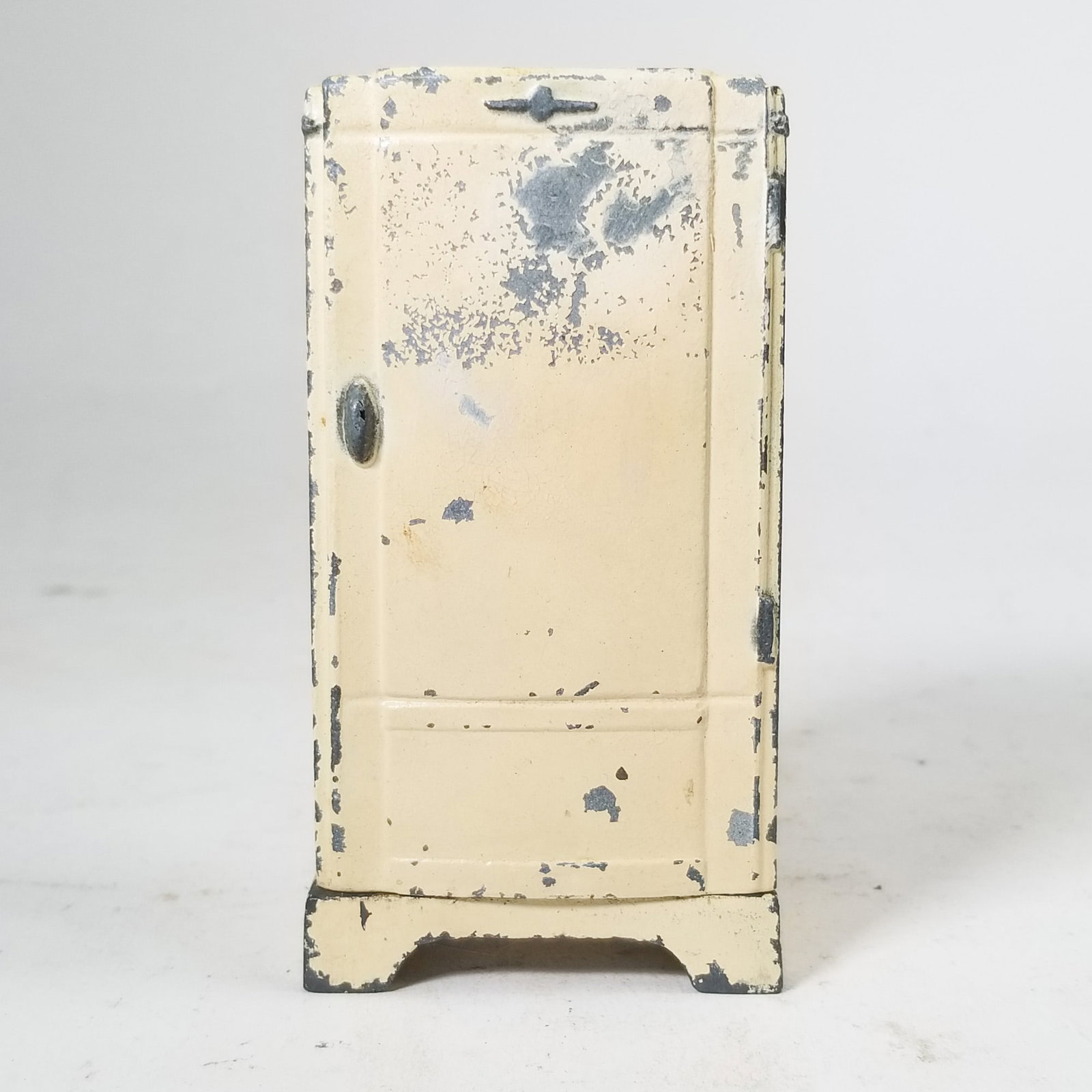 Frigidaire Natl. Products. Corp. Still Bank: Frigidaire Natl. Products. Corp. Still Bank Size 4" H Literature Brooks Auction – Online Auction Terms & Conditions Contact: (856) 694-2960 | info@brooks.auction READ BEFORE YOU BID: We