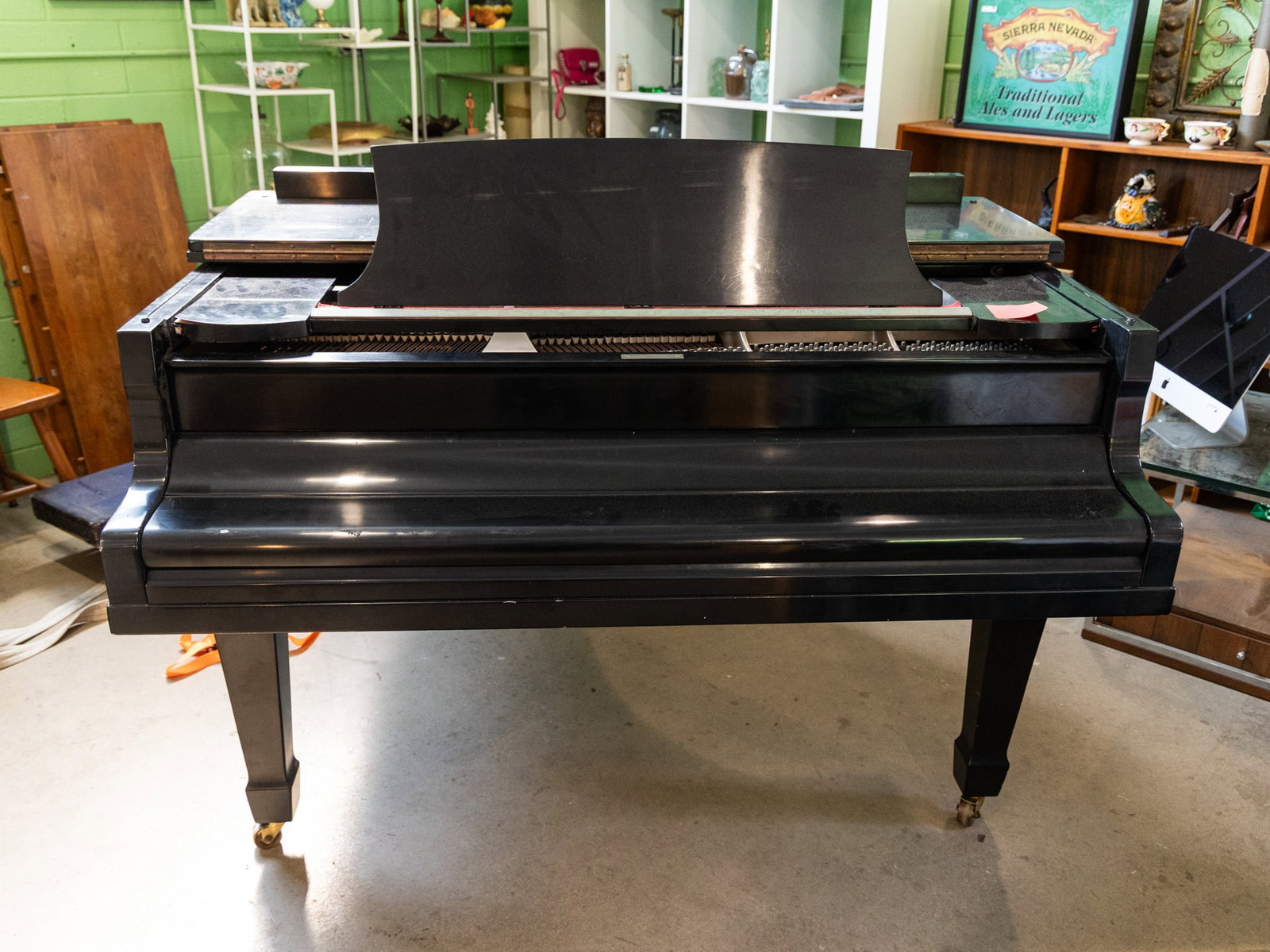 Yamaha No. G2 Baby Grand Piano: Featuring a sleek, polished ebony finish and and a luxurious gold toned interior, this Yamaha G2 baby grand piano plays beautifully and produces the rich, quality tones for which Yamaha instruments