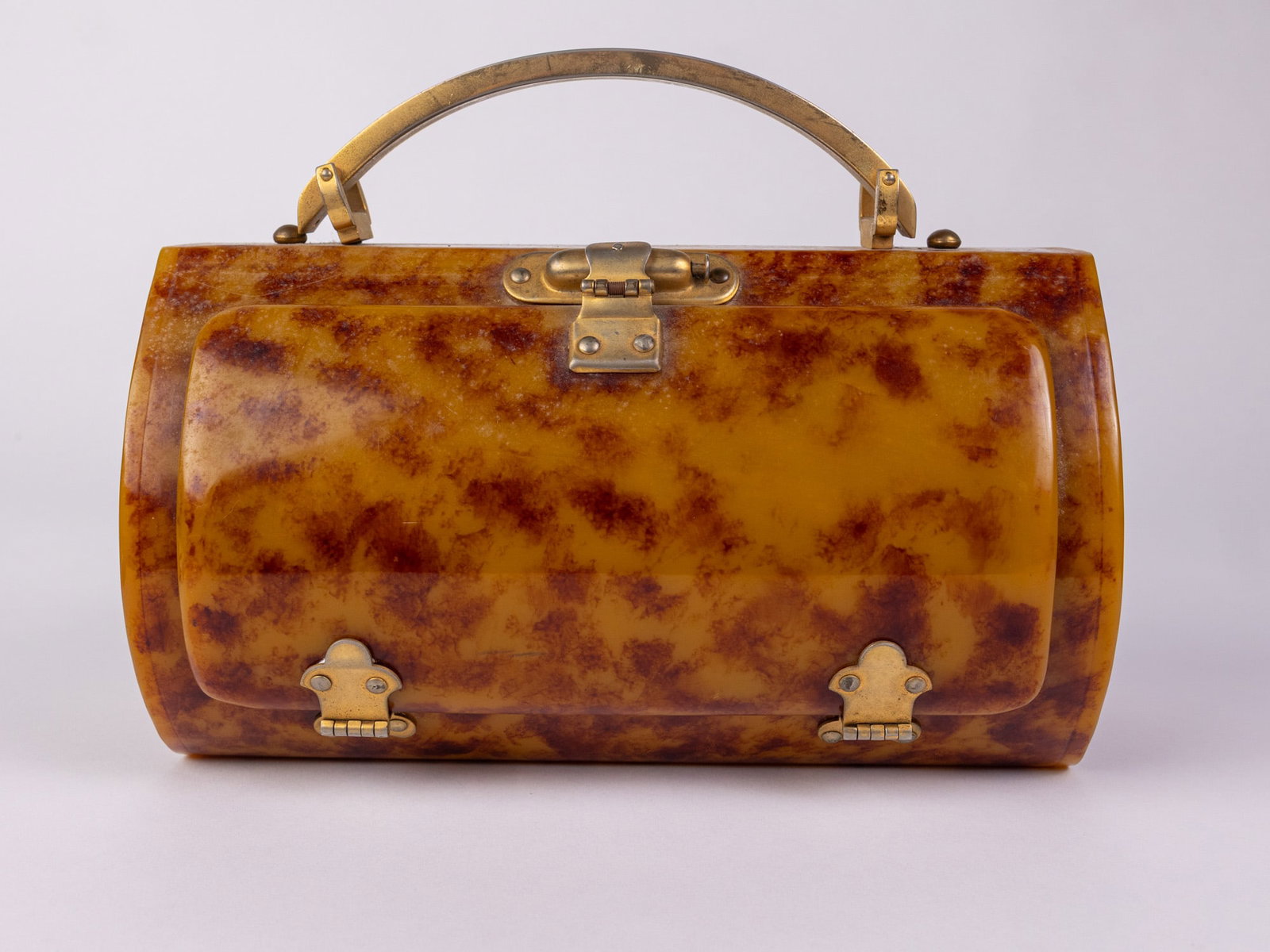 Vintage Amber Toned Lucite Handbag Purse: Vintage Amber Toned Lucite Handbag Purse Size 9" x 8" x 5" Literature Brooks Auction – Online Auction Terms & Conditions Contact: (856) 694-2960 | info@brooks.auction READ BEFORE YOU BID: We