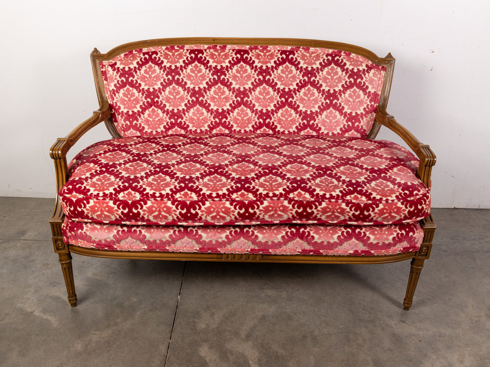 Vintage Hot Pink Damask Pattern Sofa: Vintage Hot Pink Damask Pattern Sofa Size 32" x 49" x 20" Literature Brooks Auction – Online Auction Terms & Conditions Contact: (856) 694-2960 | info@brooks.auction READ BEFORE YOU BID: We