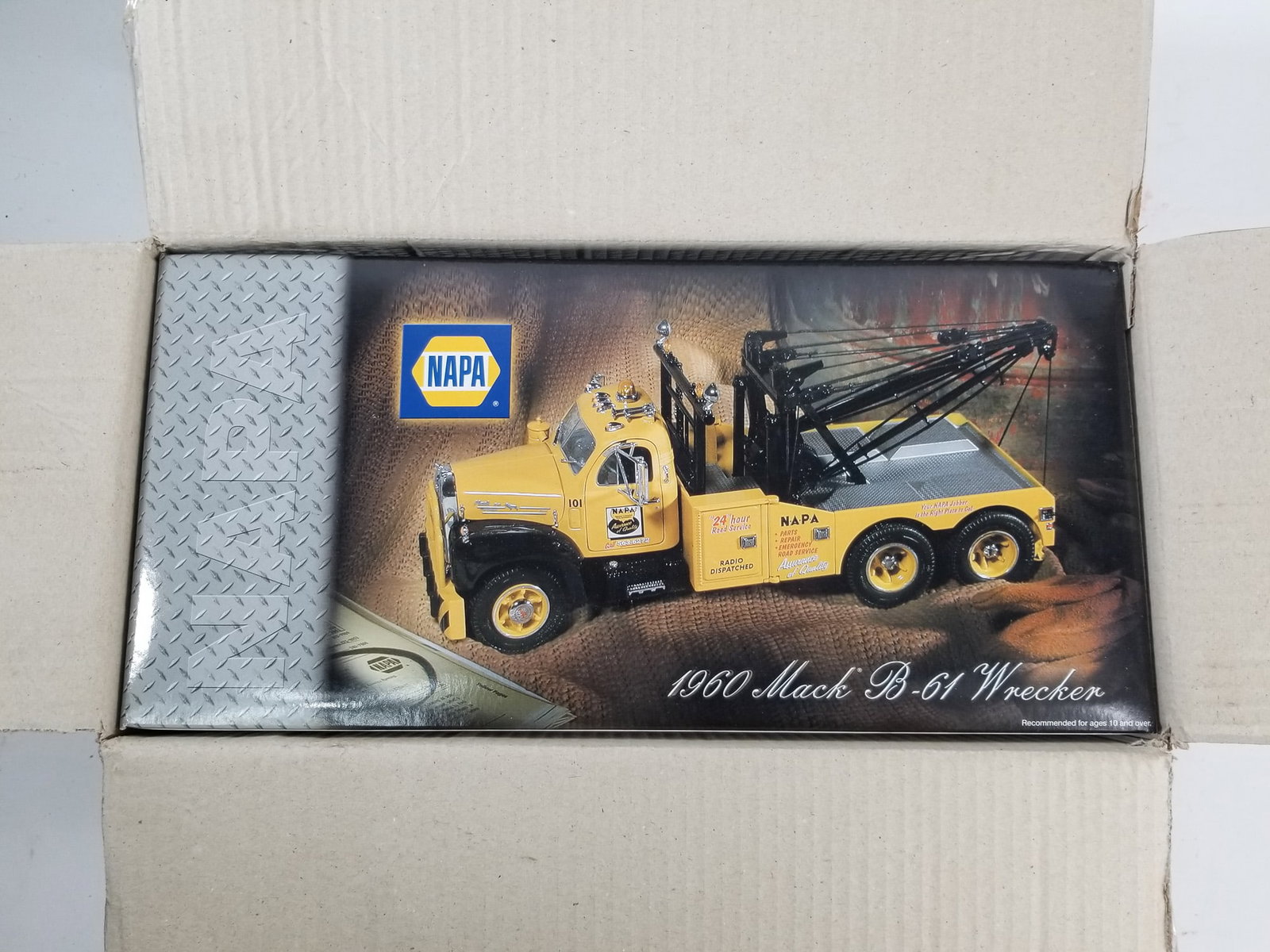NIB NAPA 1960 Mack B-61 Wrecker 1:25 Diecast 2002 First Gear 49-0013 (1 of 3)