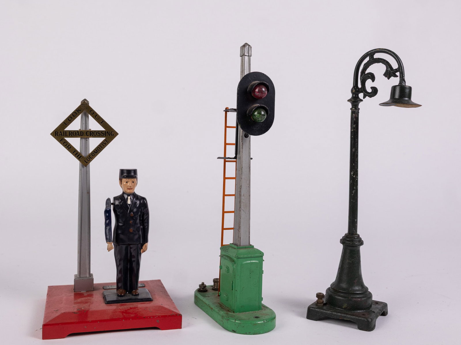 Three Vintage Lionel Model Railroad Accessories (1 of 4)