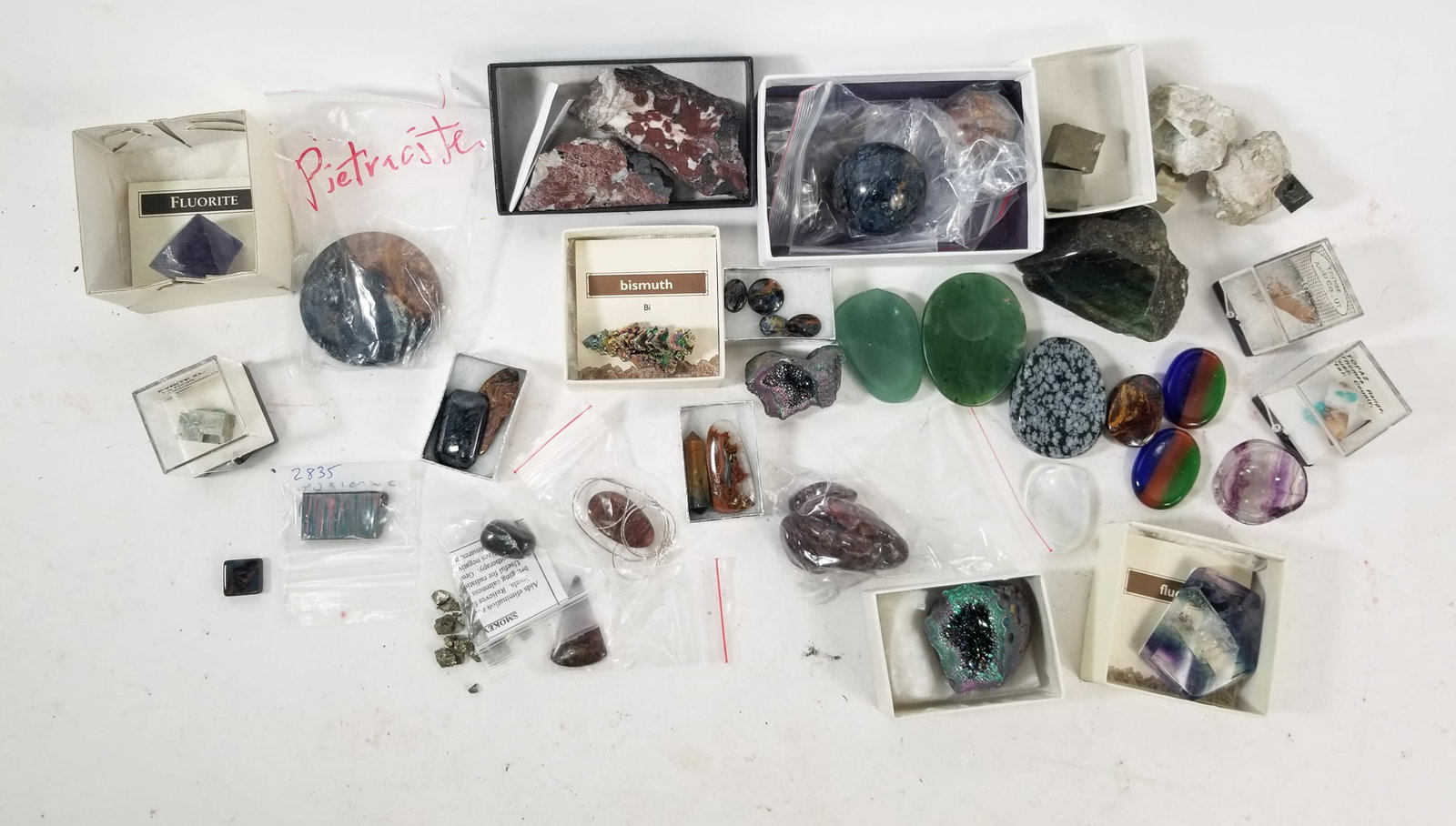 Lot of Assorted Rocks and Crystals: Lot of Assorted Rocks and Crystals Size 7" x 12" x 12" Literature Brooks Auction – Online Auction Terms & Conditions Contact: (856) 694-2960 | info@brooks.auction READ BEFORE YOU BID: We want