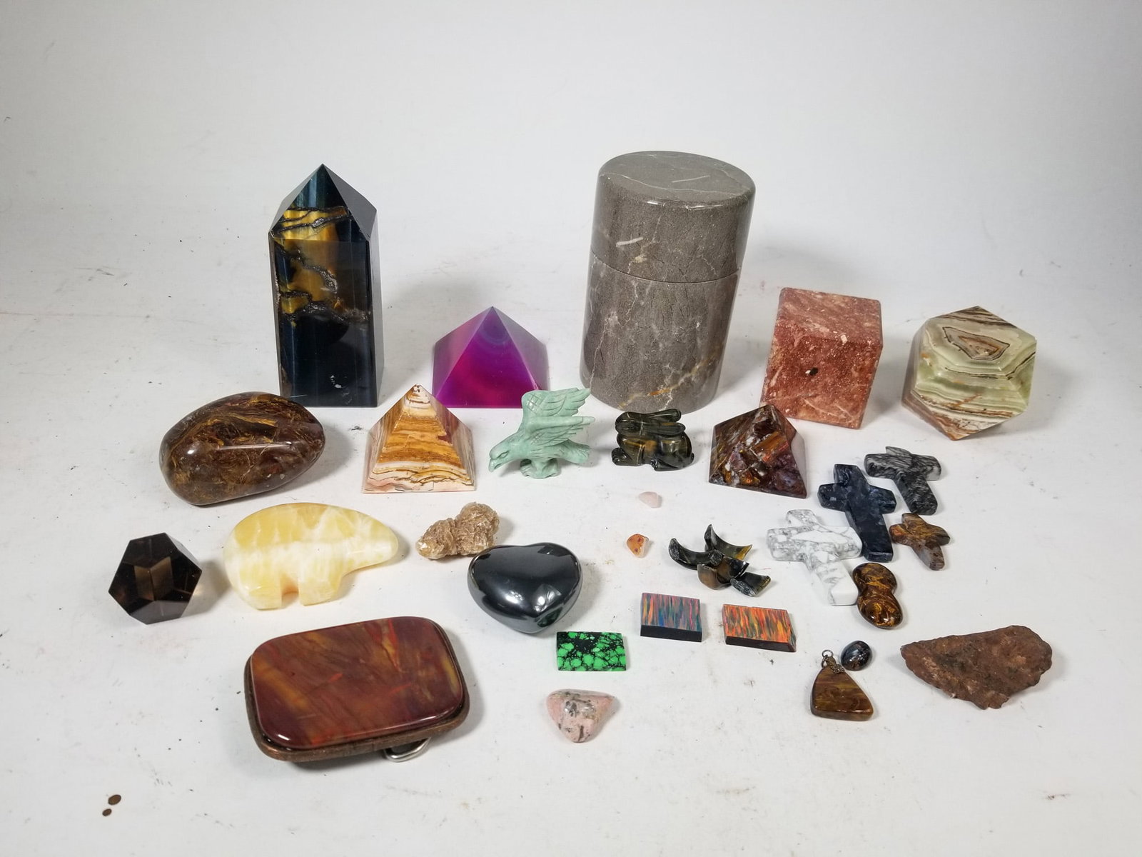 Lot of Assorted Rocks and Crystals: Lot of Assorted Rocks and Crystals Size 7" x 12" x 12" Literature Brooks Auction – Online Auction Terms & Conditions Contact: (856) 694-2960 | info@brooks.auction READ BEFORE YOU BID: We want