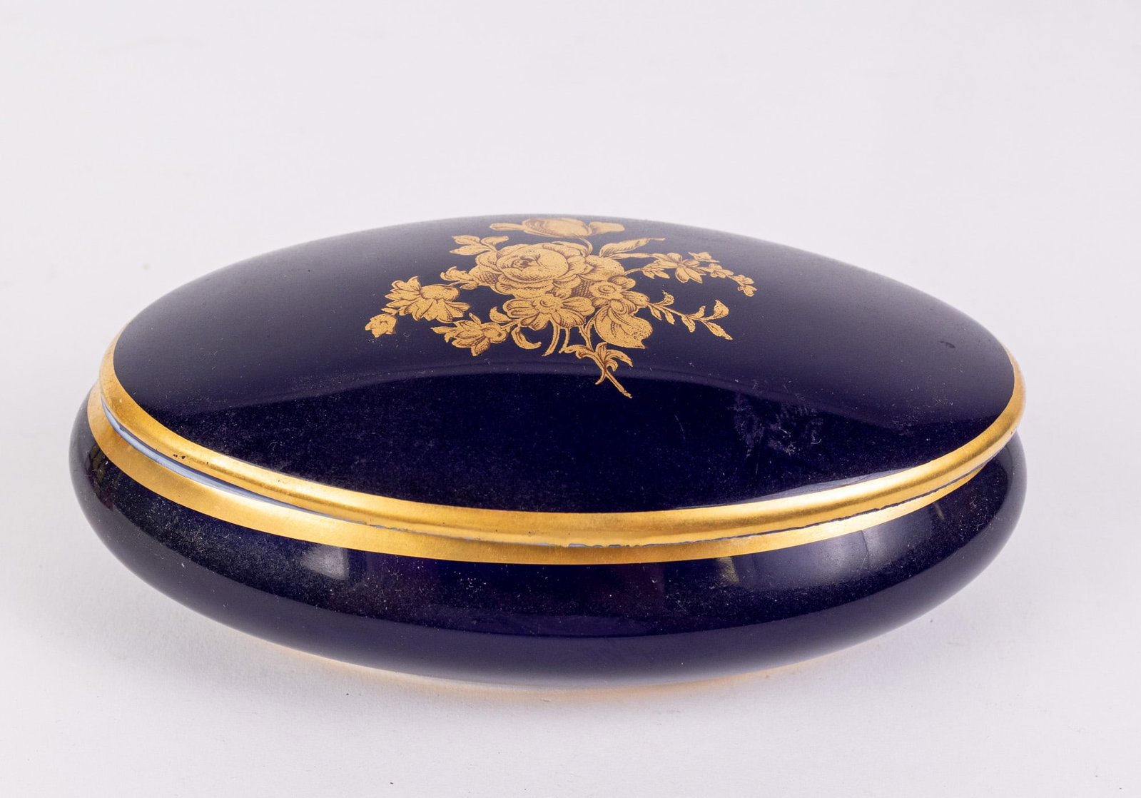 Vintage Limoges Cobalt & Gold Porcelain Trinket Box: Vintage Limoges Cobalt & Gold Porcelain Trinket Box Size 2" x 6" x 4" Literature Brooks Auction – Online Auction Terms & Conditions Contact: (856) 694-2960 | info@brooks.auction READ BEFORE YOU