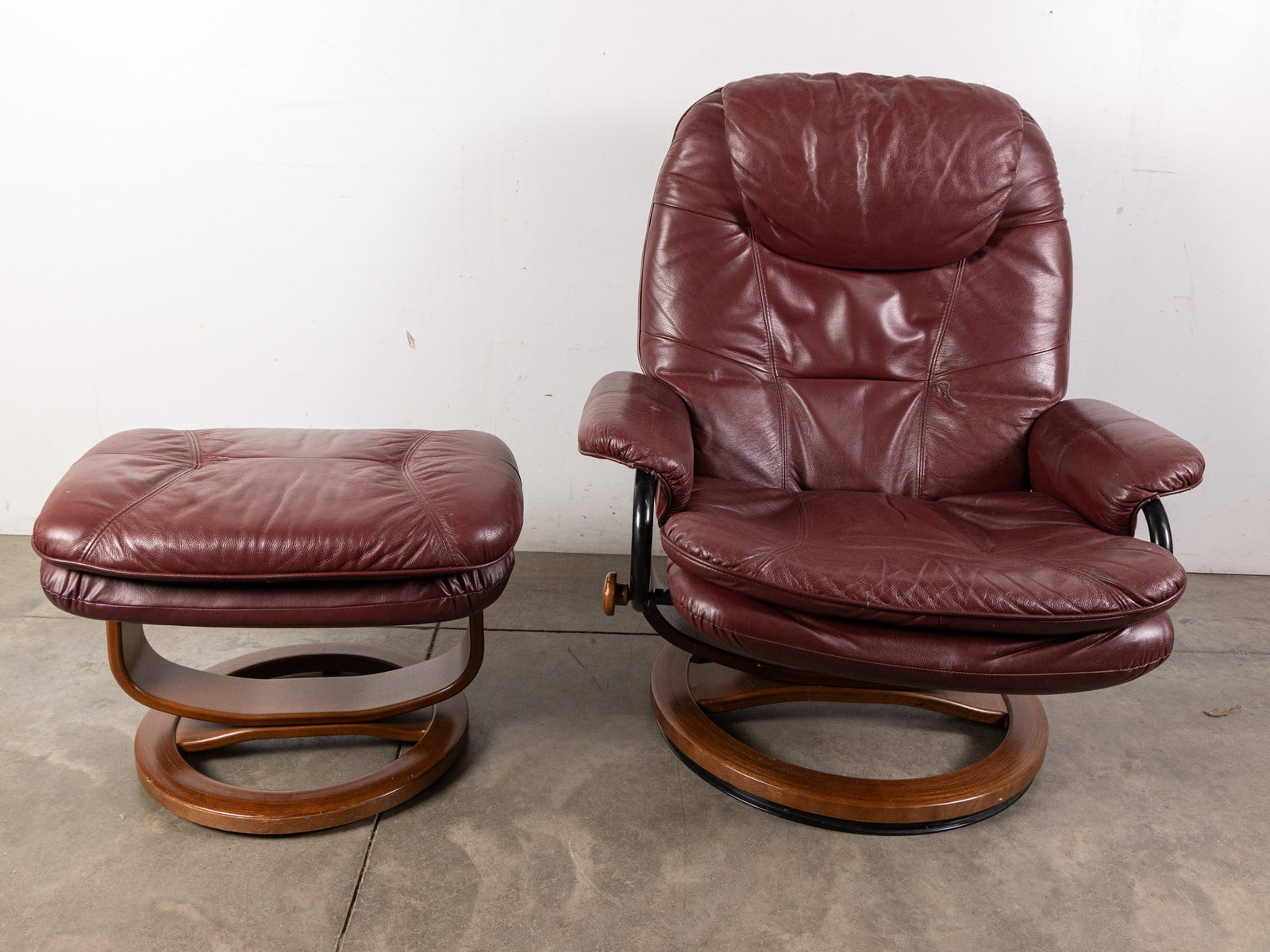 Stressless Burgundy Red Leather Ergonomic Recliner w/ Ottoman: Stressless Burgundy Red Leather Ergonomic Recliner w/ Ottoman Size 39" x 34" x 28" Literature Brooks Auction – Online Auction Terms & Conditions Contact: (856) 694-2960 | info@brooks.auction