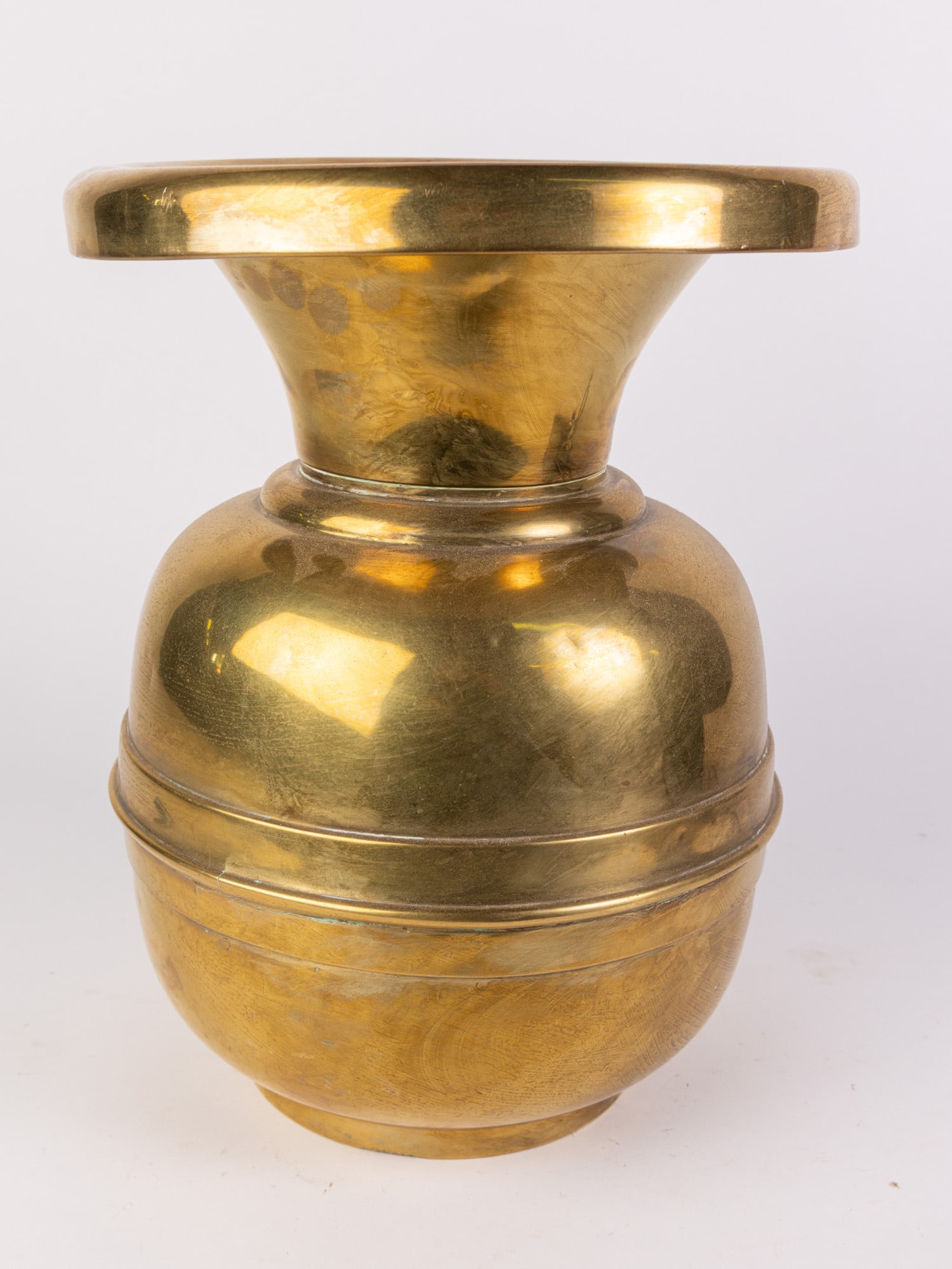 Large Vintage Weighted Brass Spittoon: Large Vintage Weighted Brass Spittoon Size 15" x 12" x 12" Literature Brooks Auction – Online Auction Terms & Conditions Contact: (856) 694-2960 | info@brooks.auction READ BEFORE YOU BID: We
