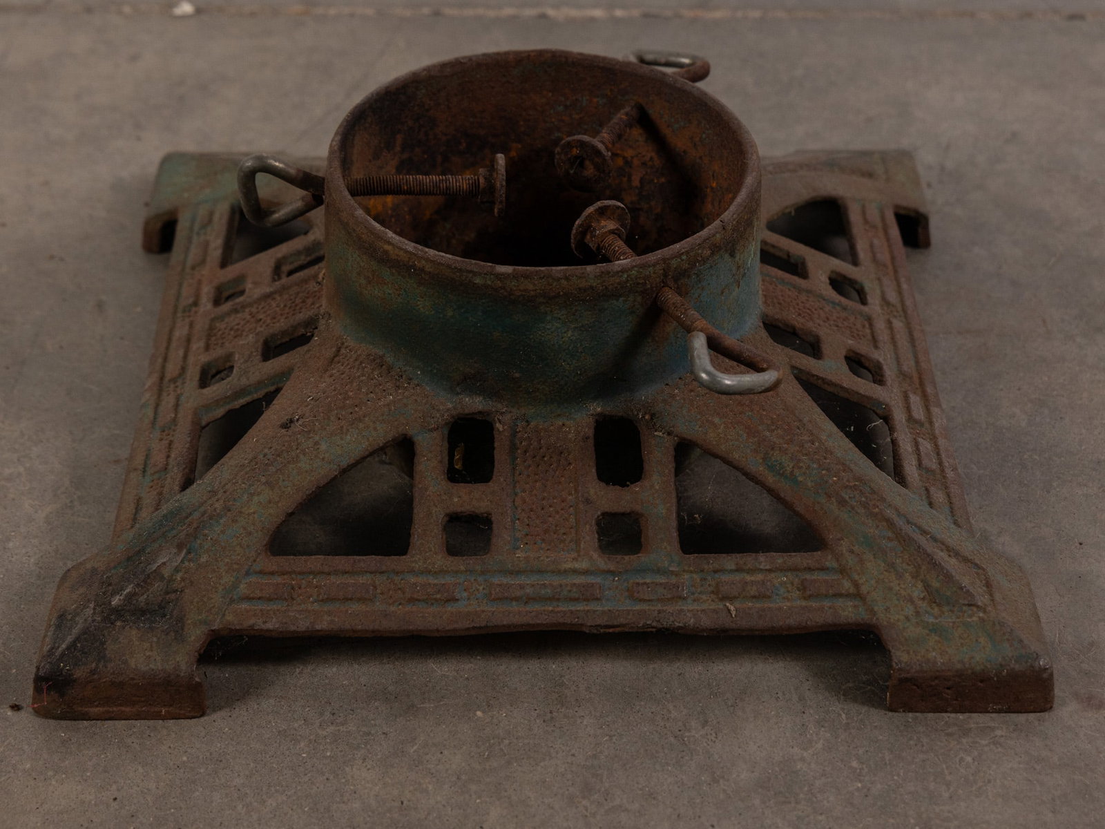 Vintage Art Deco Style Cast Iron Tree Stand: Vintage Art Deco Style Cast Iron Tree Stand Size 5" x 14" x 14" Literature Brooks Auction – Online Auction Terms & Conditions Contact: (856) 694-2960 | info@brooks.auction READ BEFORE YOU BID: