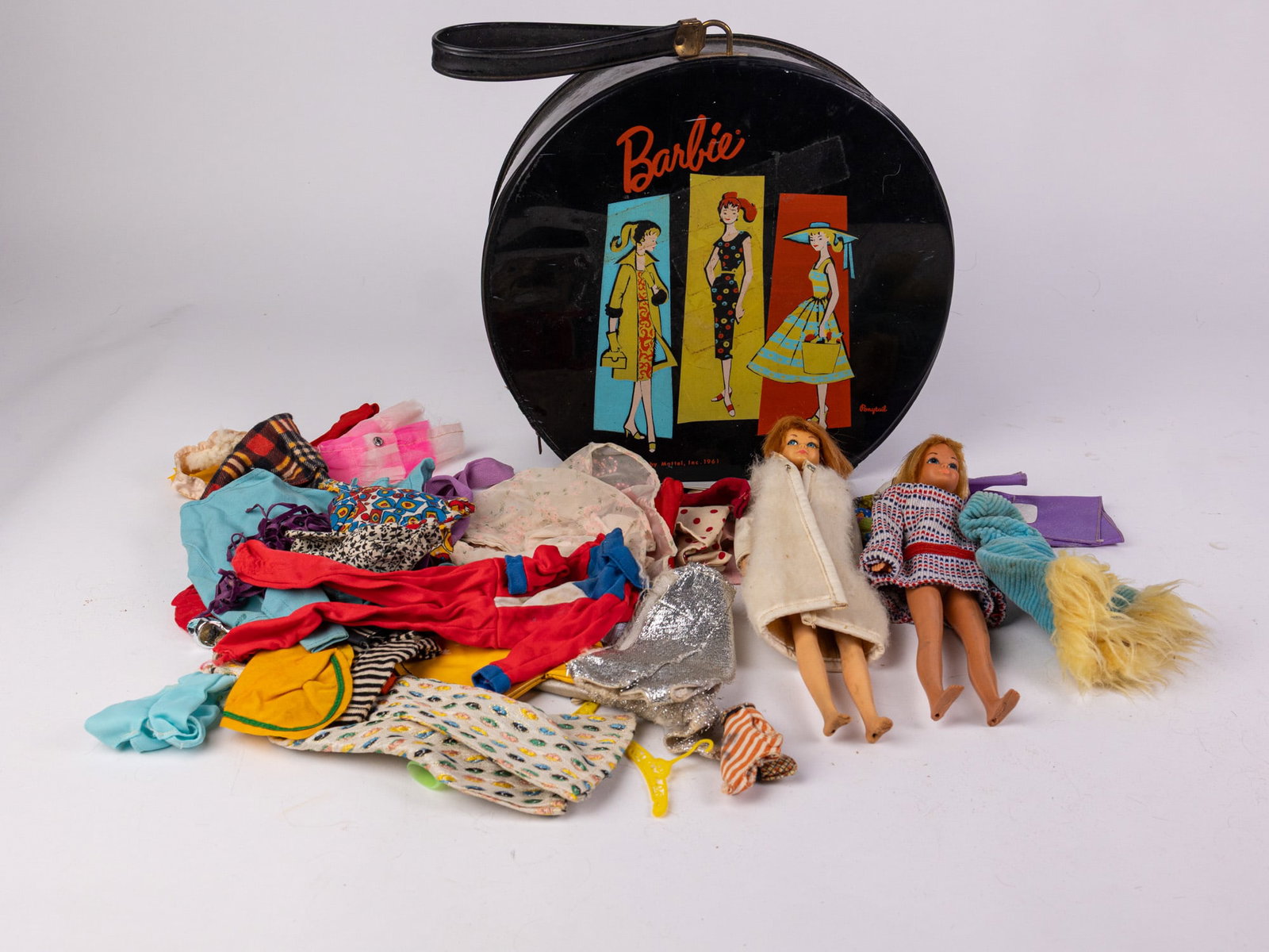 Vintage 1961 Barbie Hatbox Style Carrying Case w/ Dolls & Accessories: Vintage 1961 Barbie Hatbox Style Carrying Case w/ Dolls & Accessories Size 11" x 12" x 4" Literature Brooks Auction – Online Auction Terms & Conditions Contact: (856) 694-2960 |