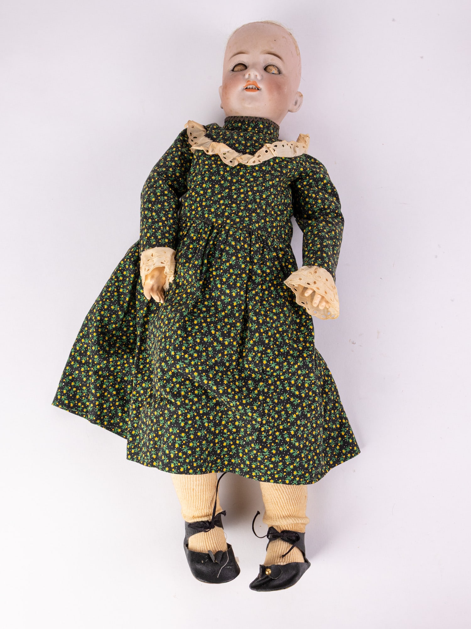 Simon & Halbig 21" Bisque Doll: Bisque head, composition arms, legs, and body. Marked 550, Germany, Halbig, S&H on back of neck. Size 21" Literature Brooks Auction – Online Auction Terms & Conditions Contact: (856) 694-2960 |