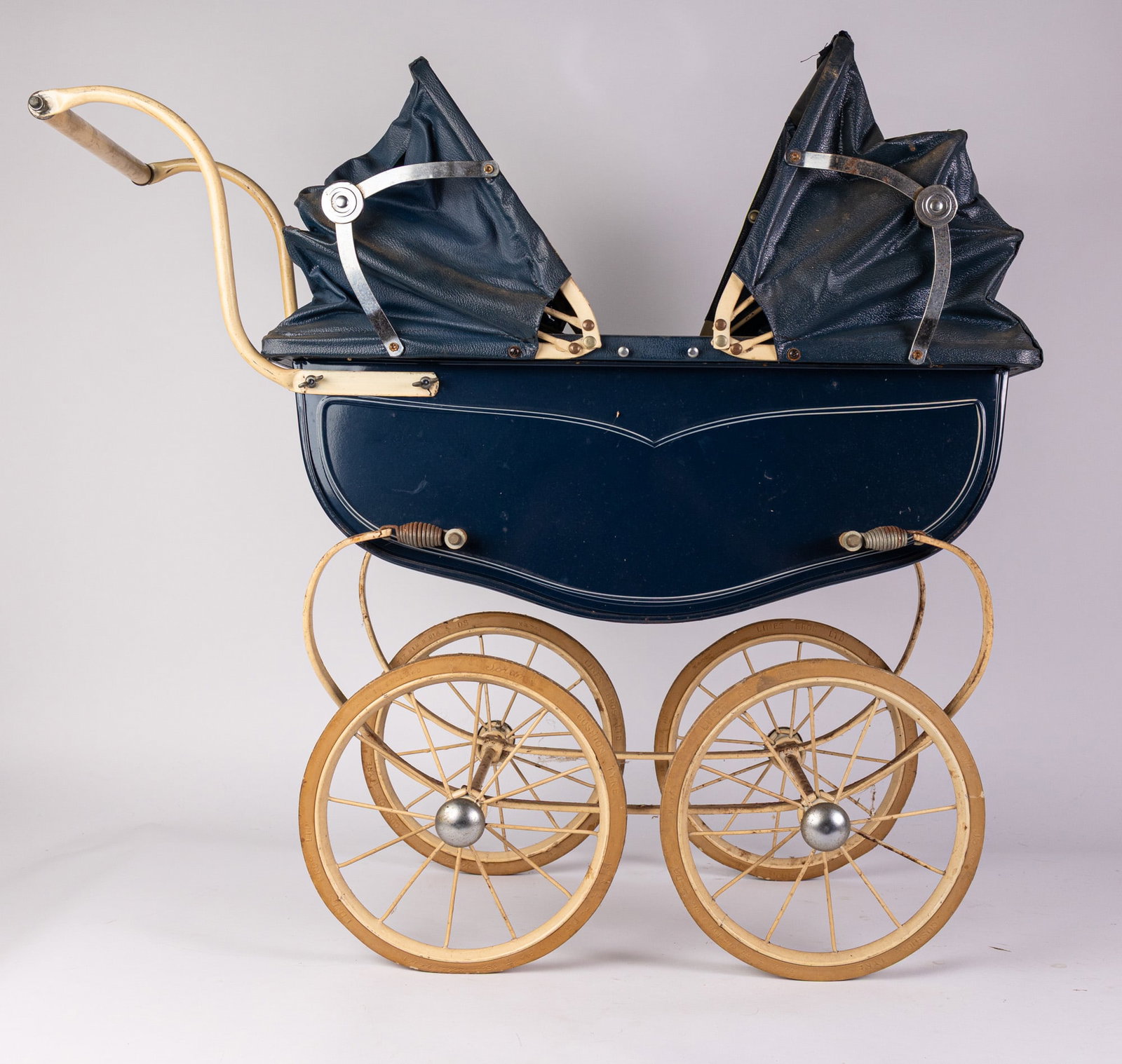 Tri-Ang Baby Pram Carriage Made in England (1 of 8)