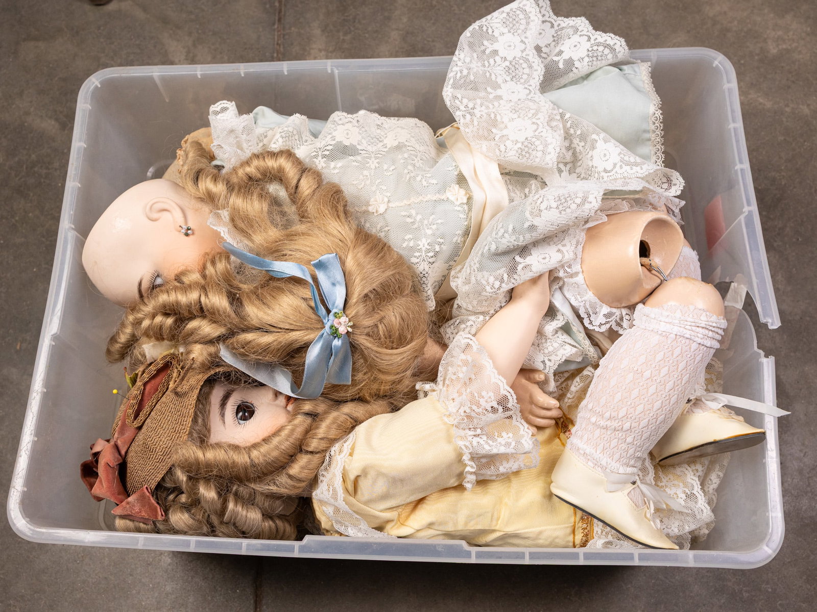 Large Lot of Assorted Vintage Dolls: Large Lot of Assorted Vintage Dolls Size 7" x 12" x 12" Literature Brooks Auction – Online Auction Terms & Conditions Contact: (856) 694-2960 | info@brooks.auction READ BEFORE YOU BID: W