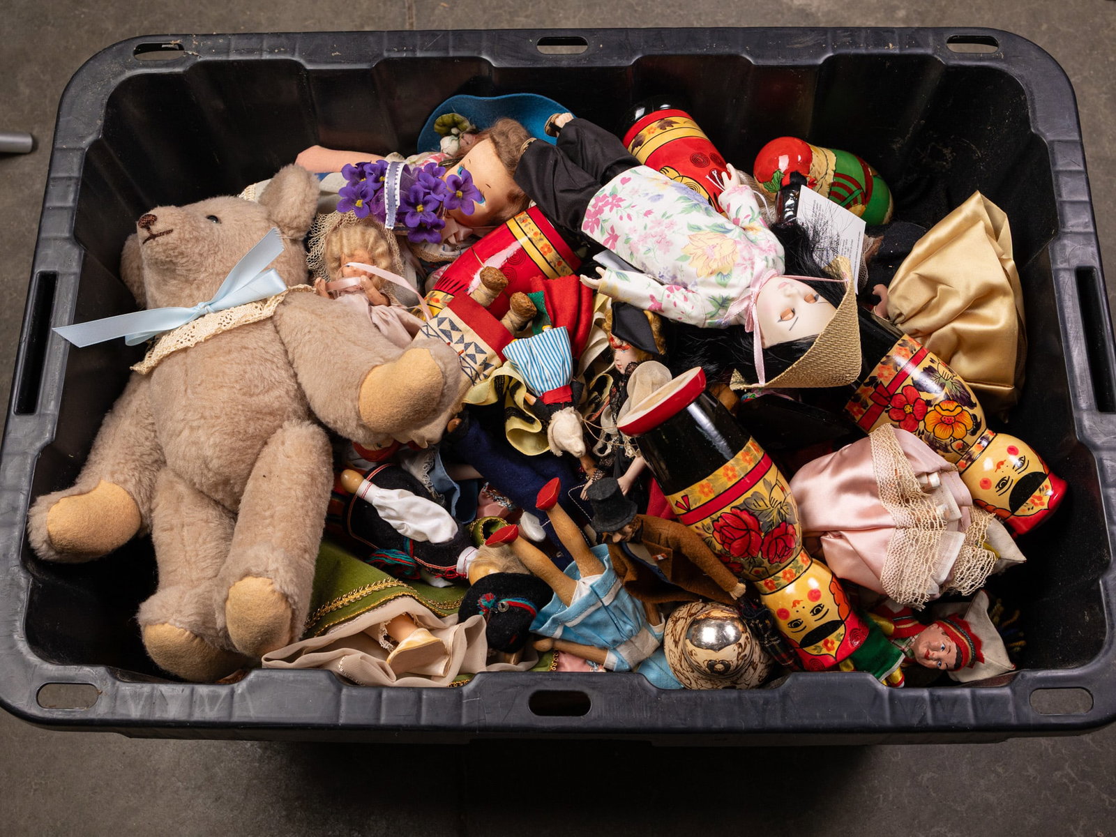 Large Lot of Assorted Vintage Dolls: Large Lot of Assorted Vintage Dolls Size 7" x 12" x 12" Literature Brooks Auction – Online Auction Terms & Conditions Contact: (856) 694-2960 | info@brooks.auction READ BEFORE YOU BID: W