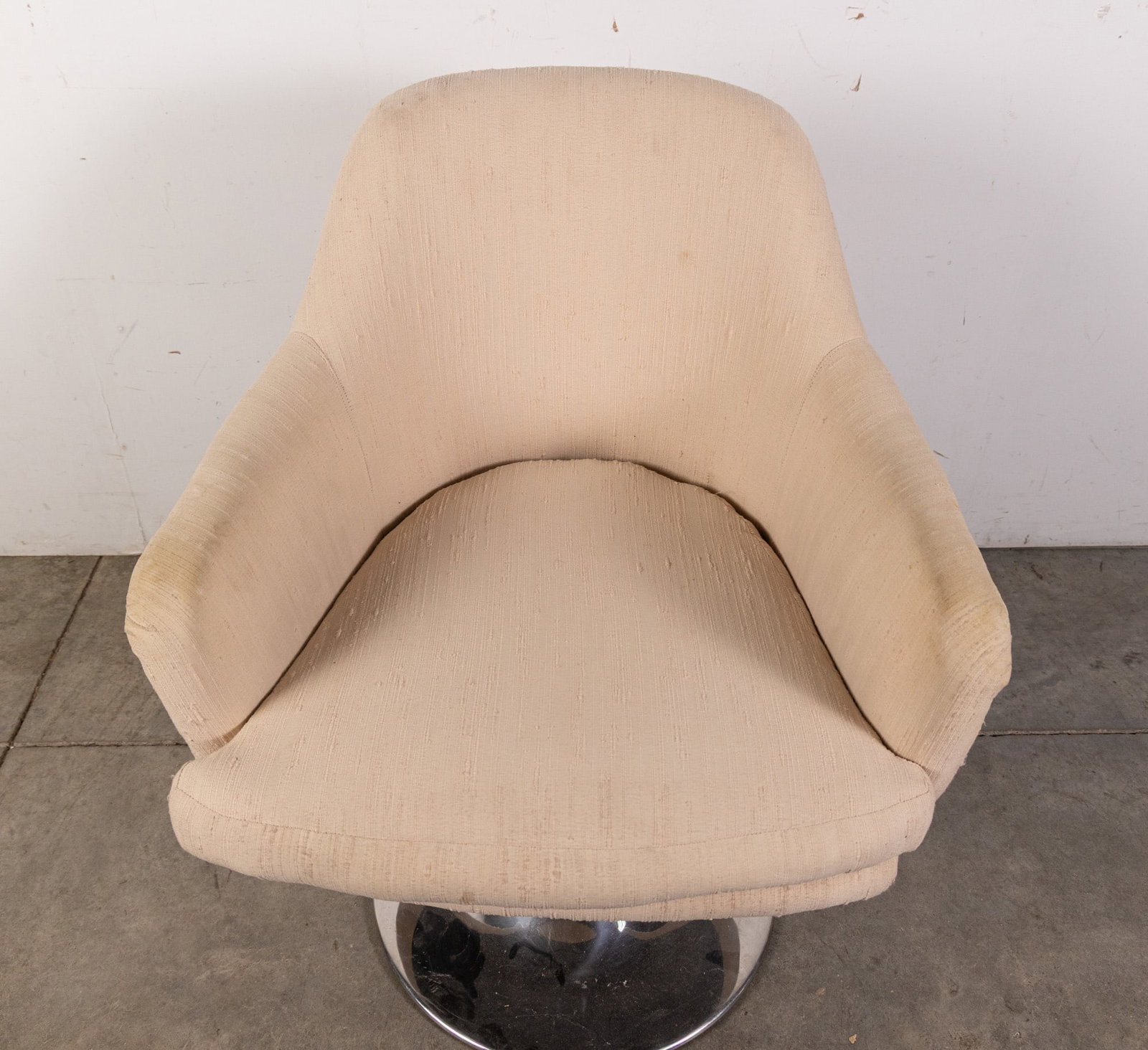 Mid Century Modern Chrome & White Upholstered Swivel Arm Chair - 2