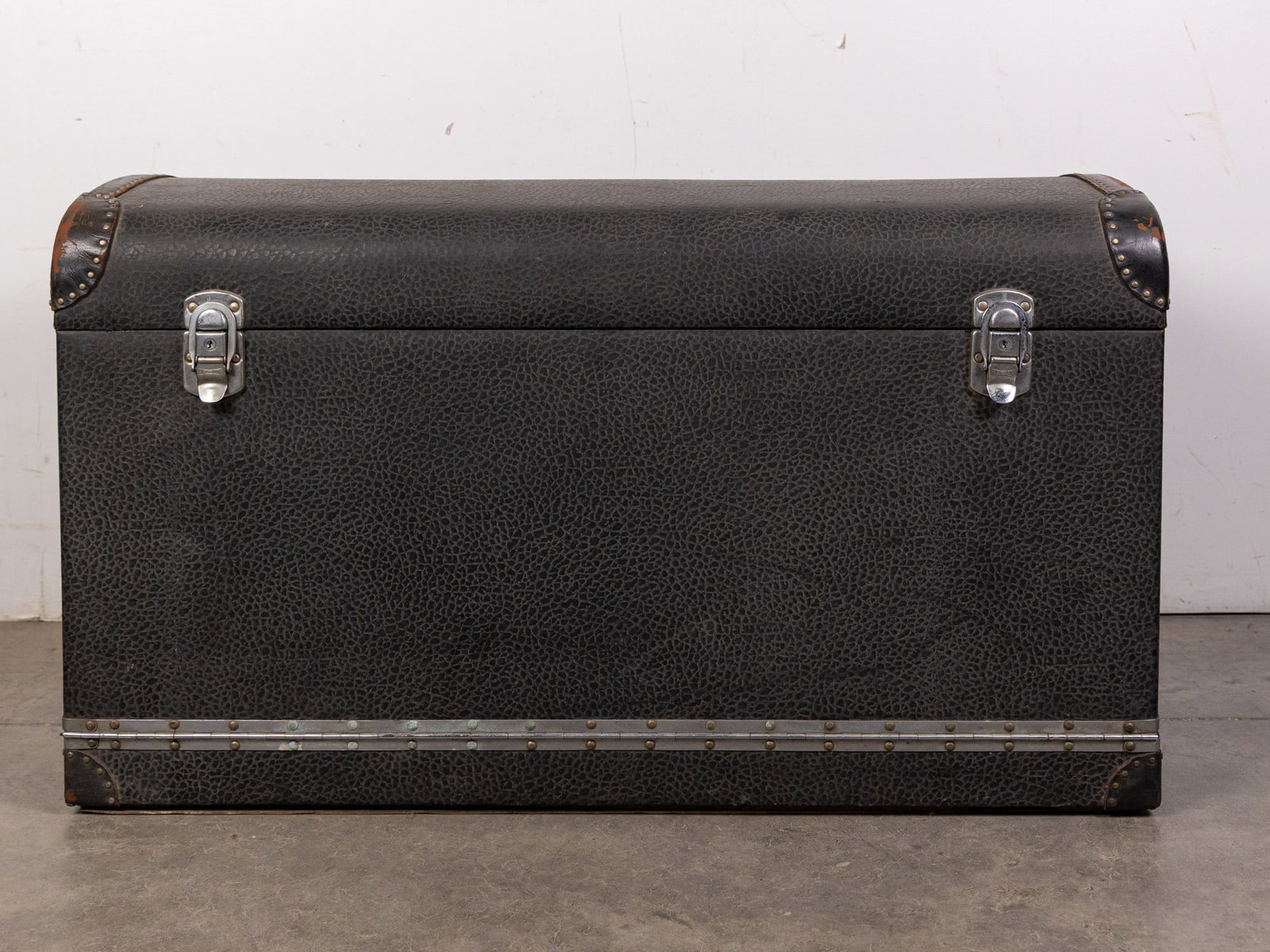 Antique Black Car Automobile Trunk w/ Chrome Hardware: Antique Black Car Automobile Trunk w/ Chrome Hardware Size 21" x 38" x 17" Literature Brooks Auction – Online Auction Terms & Conditions Contact: (856) 694-2960 | info@brooks.auction READ