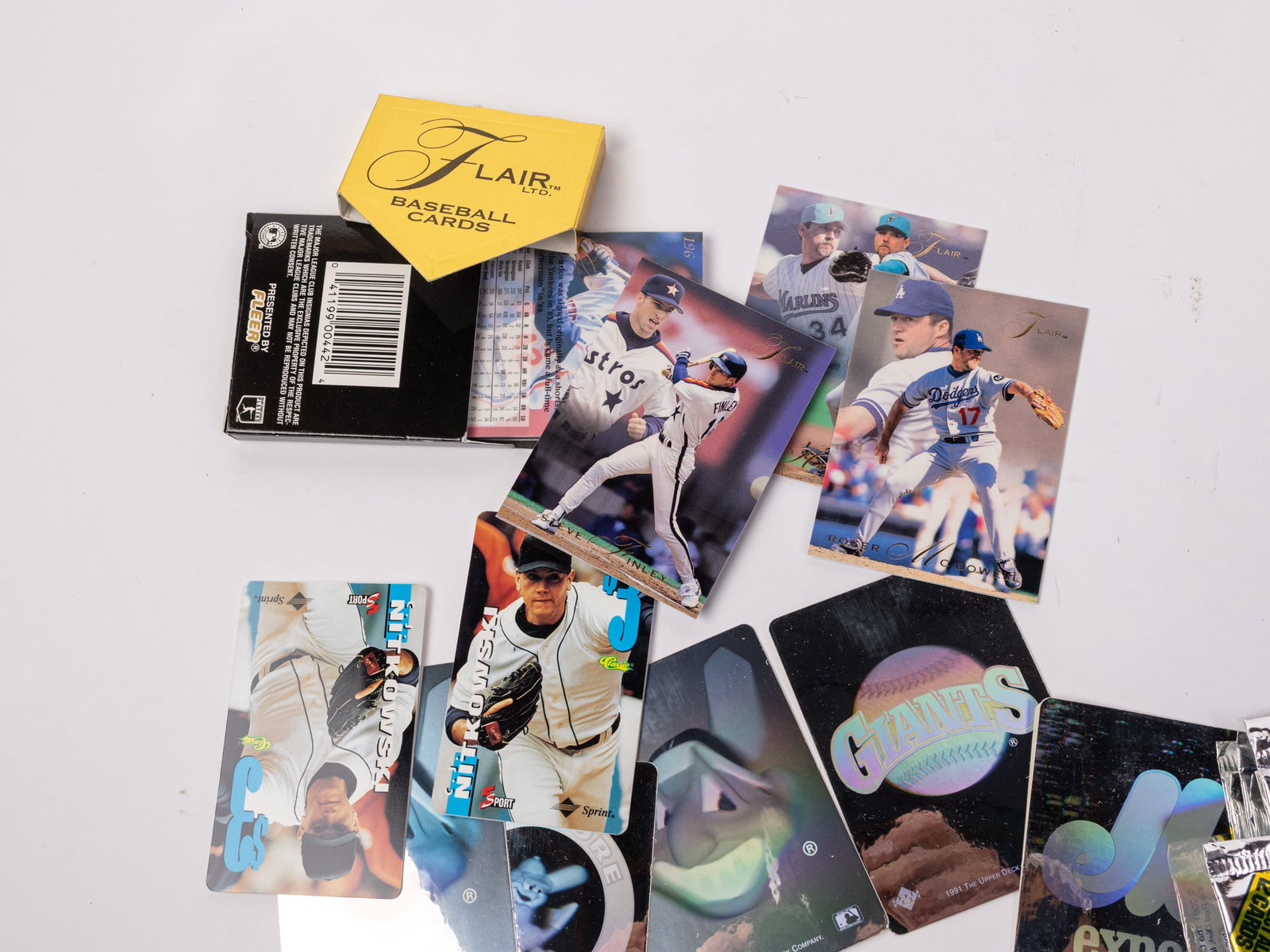 Assortment of Vintage - Modern Baseball Cards - 5