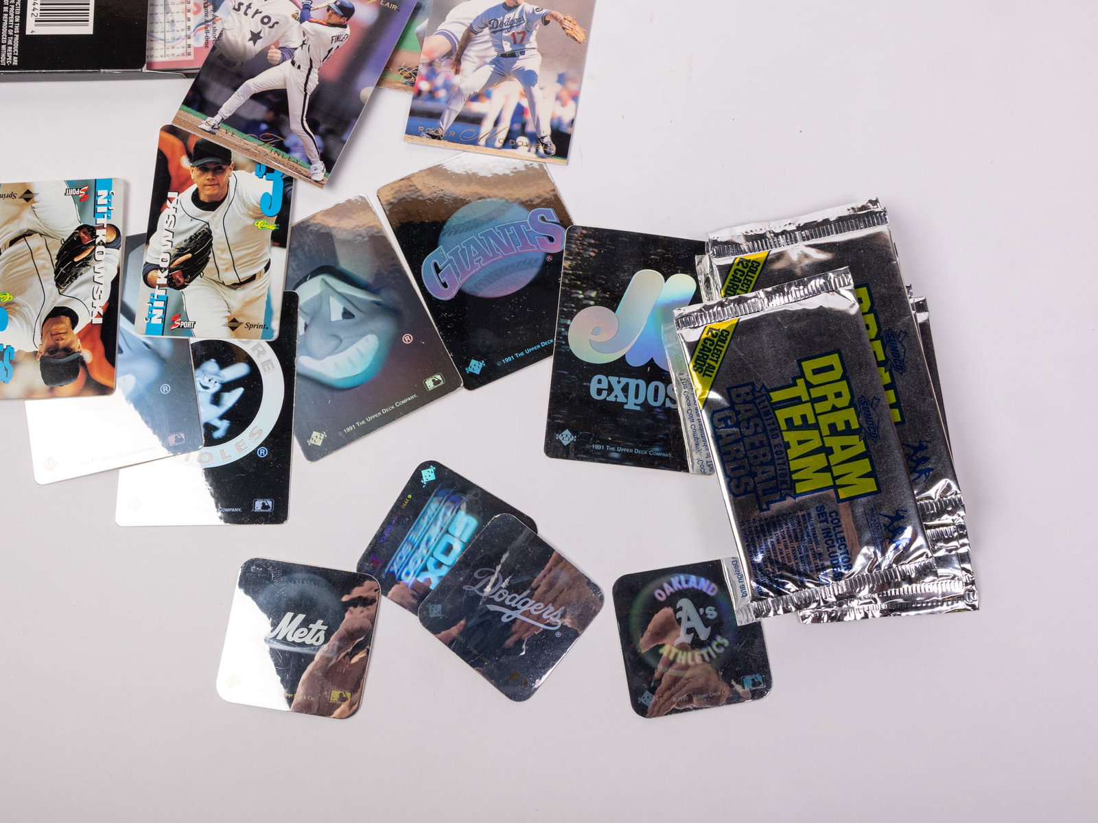 Assortment of Vintage - Modern Baseball Cards - 6