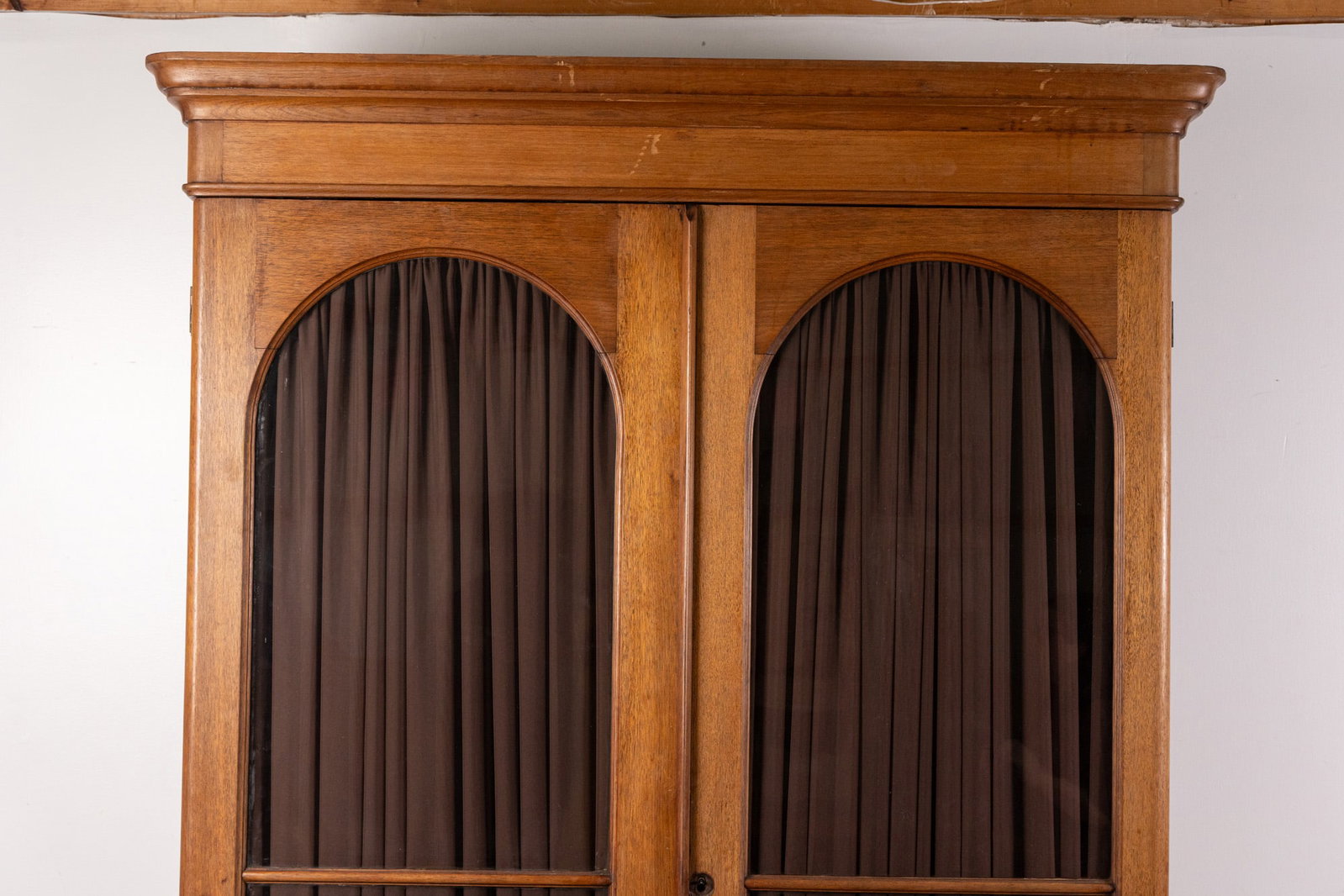 19th c. Antique Arched Glass Door Bookcase - 2