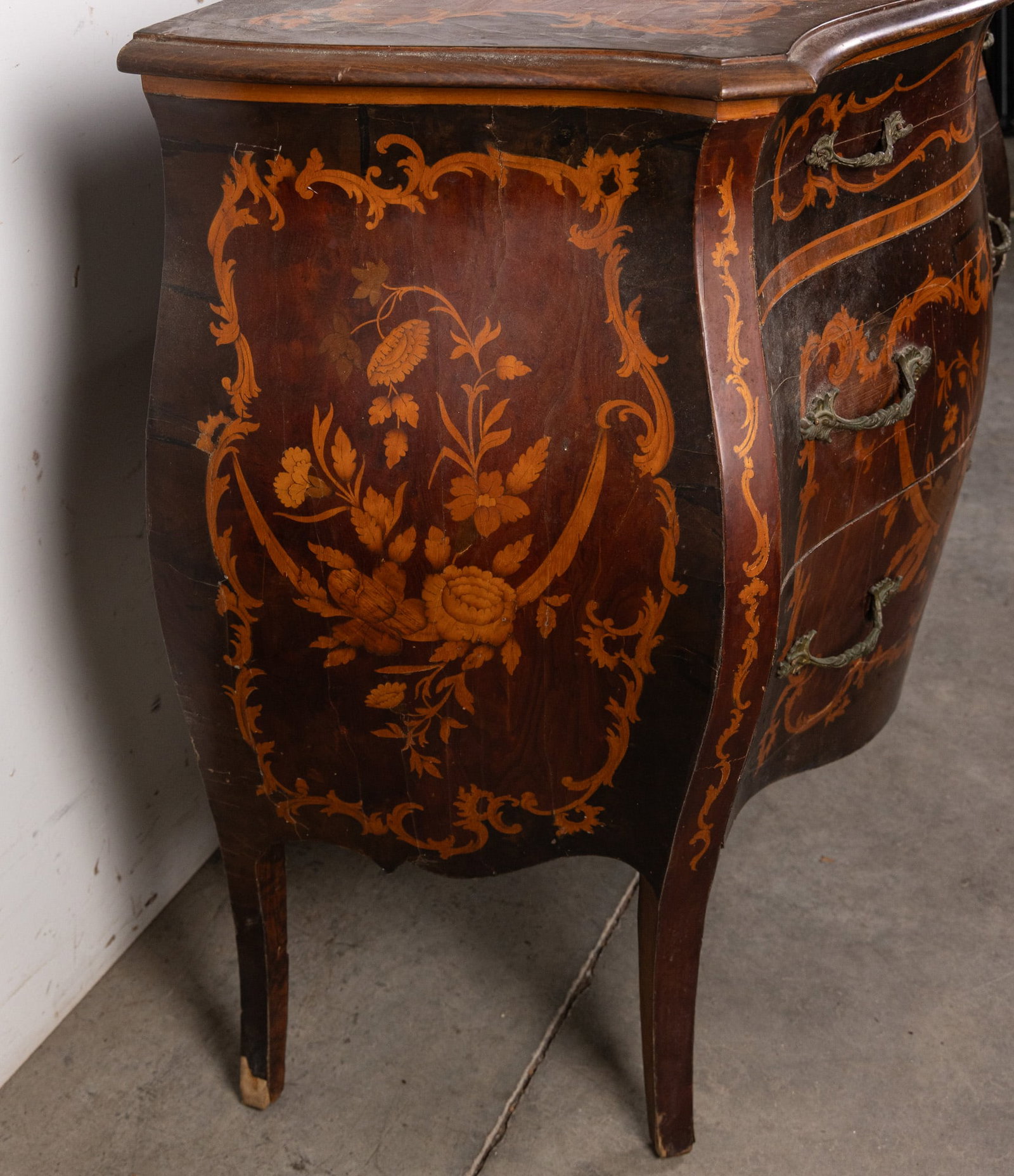 Vintage Louis XV Style Bombe Commode with Intricate Floral Marquetry - 4