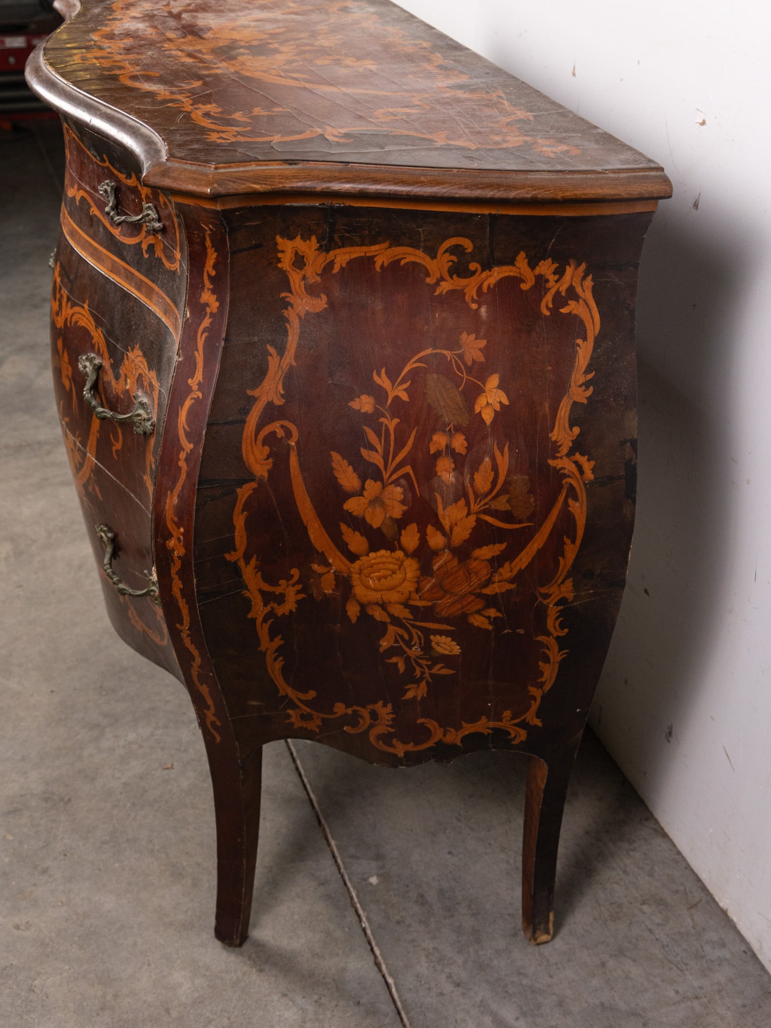Vintage Louis XV Style Bombe Commode with Intricate Floral Marquetry - 5