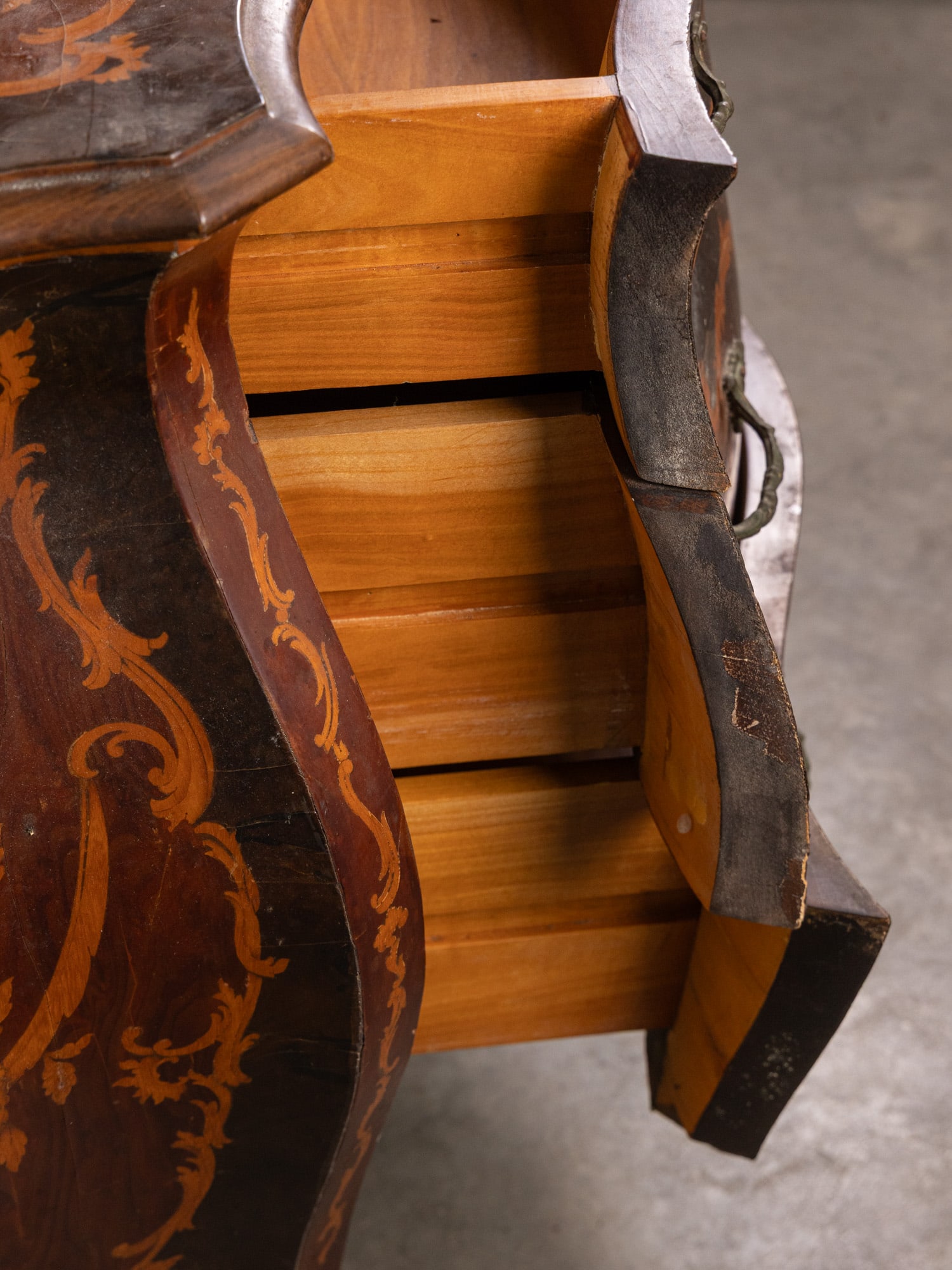 Vintage Louis XV Style Bombe Commode with Intricate Floral Marquetry - 7
