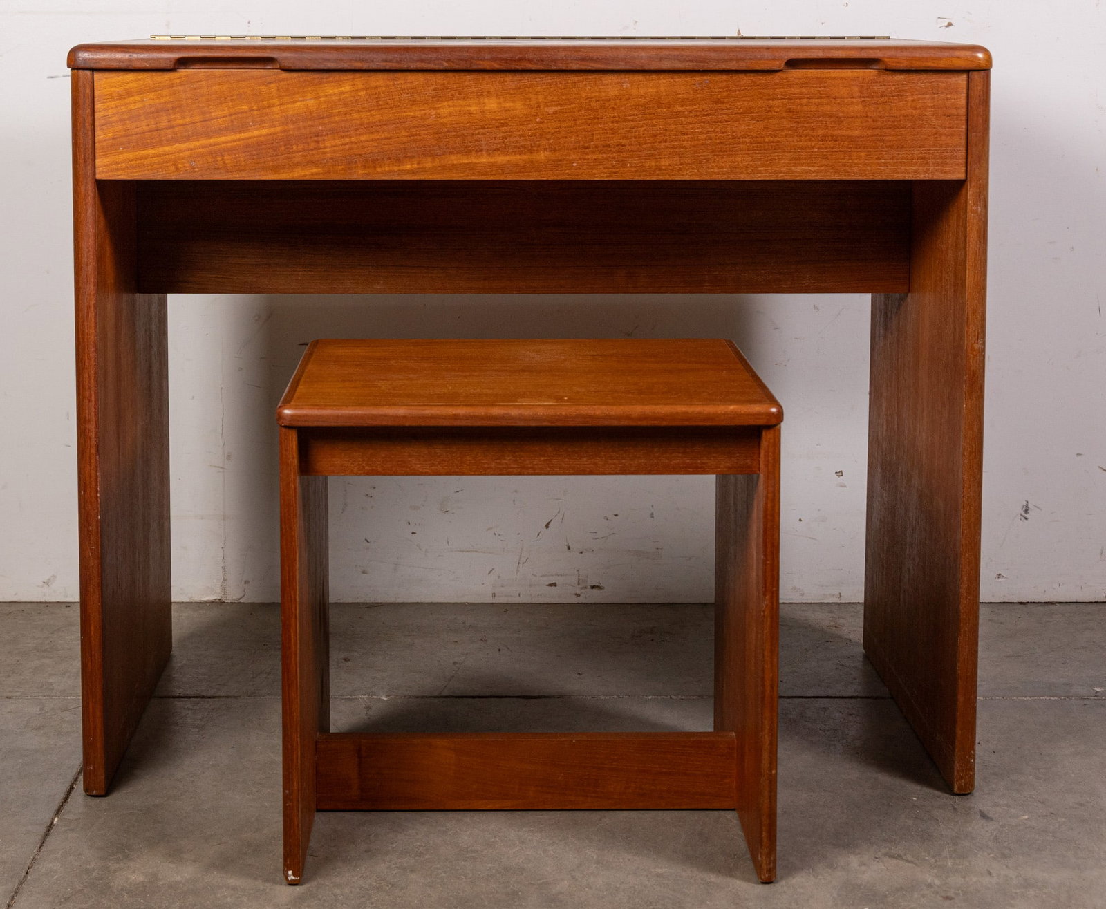 Mid Century Modern Teak Desk with Bench: Sleek mid century modern designed desk with flip top and inner mirror/storage. Size 30" x 35" x 18" Literature Brooks Auction – Online Auction Terms & Conditions Contact: (856) 694-2960 |